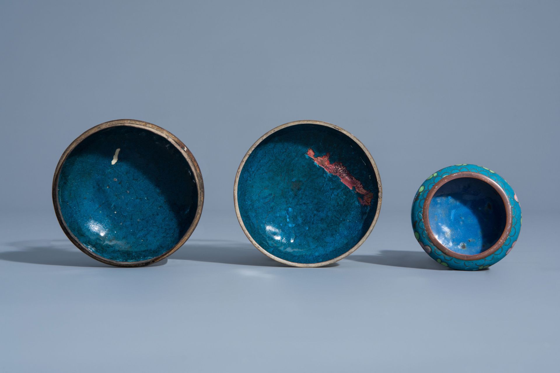 A varied collection of Chinese and Japanese cloisonnŽ and champlevŽ wares, 19th/20th C. - Bild 16 aus 17