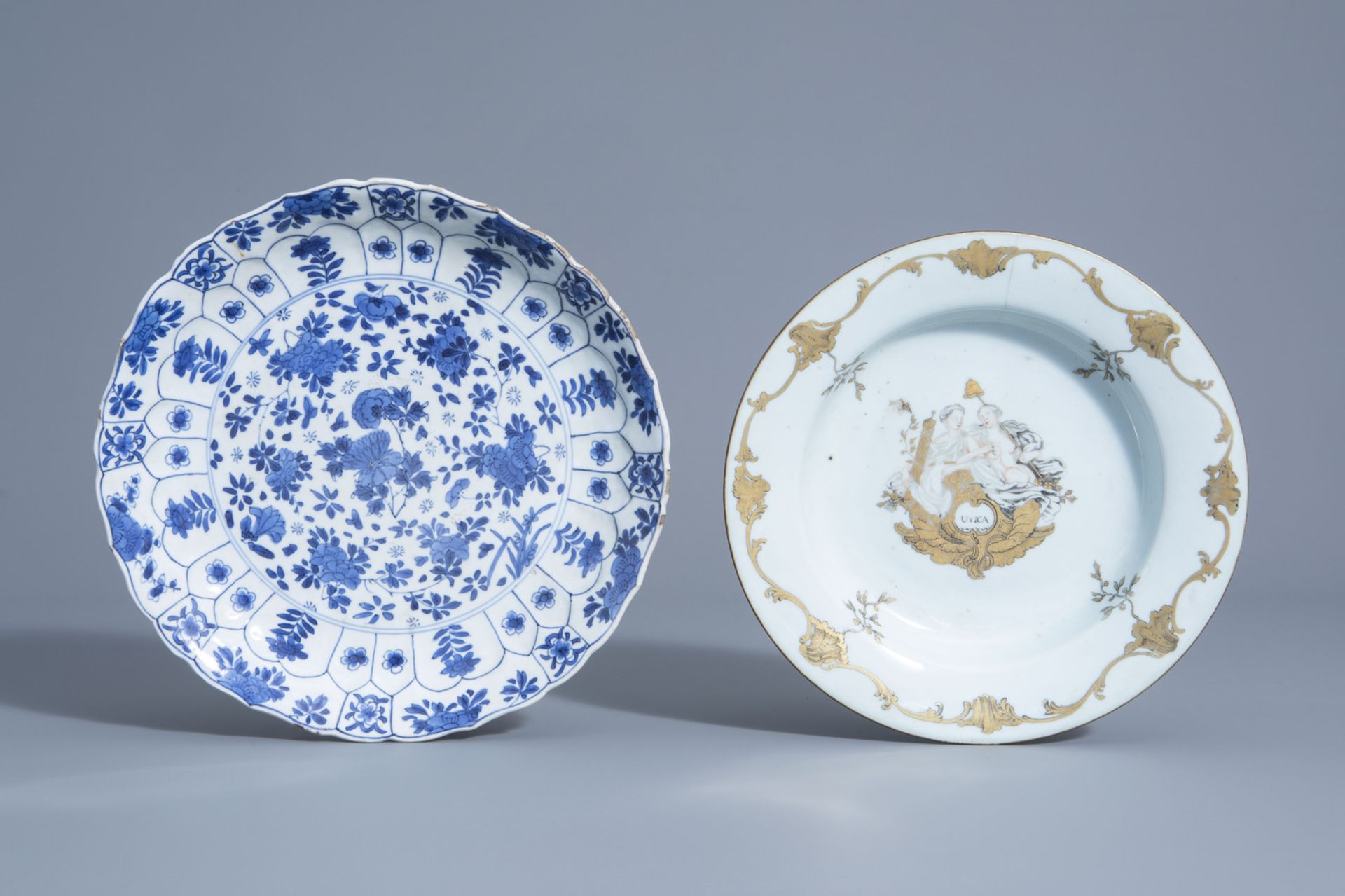 Five Chinese blue, white, famille rose, grisaille and gilt plates and saucers, 18th C. - Bild 6 aus 7