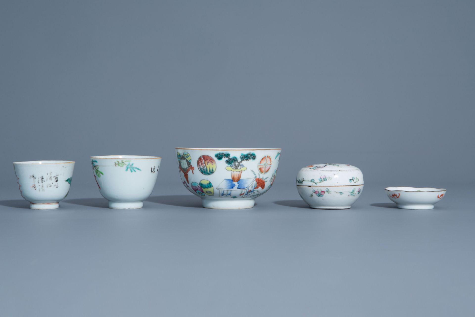 A varied collection of Chinese famille rose and qianjiang cai porcelain, 19th/20th C. - Image 5 of 13