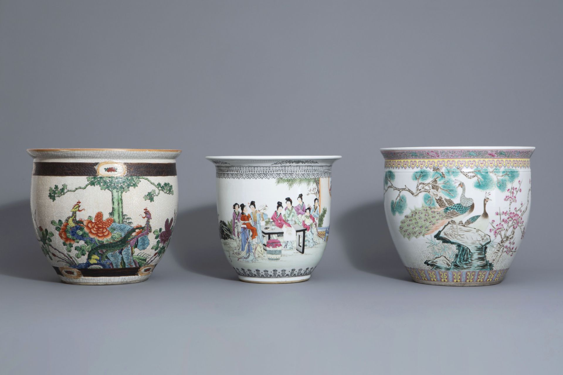 Three Chinese famille rose and Nanking crackle glazed fish bowls and jardinires, 19th/20th C. - Bild 2 aus 9