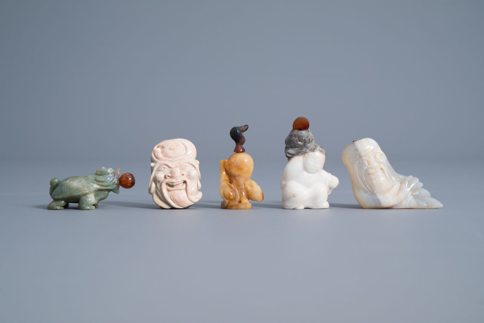 Ten various Chinese carved stone snuff bottles, 19th/20th C. - Bild 8 aus 13