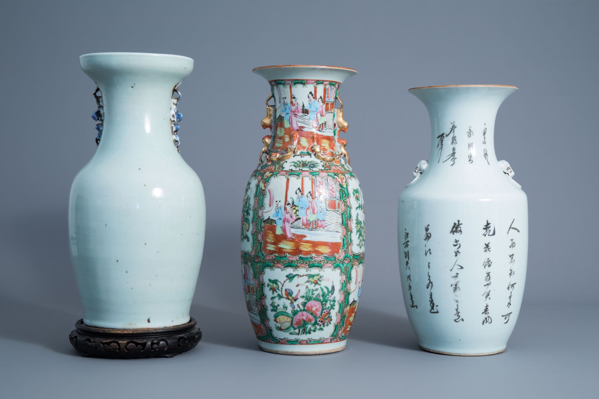 Three various Chinese famille rose and blue and white vases, 19th/20th C. - Bild 3 aus 6