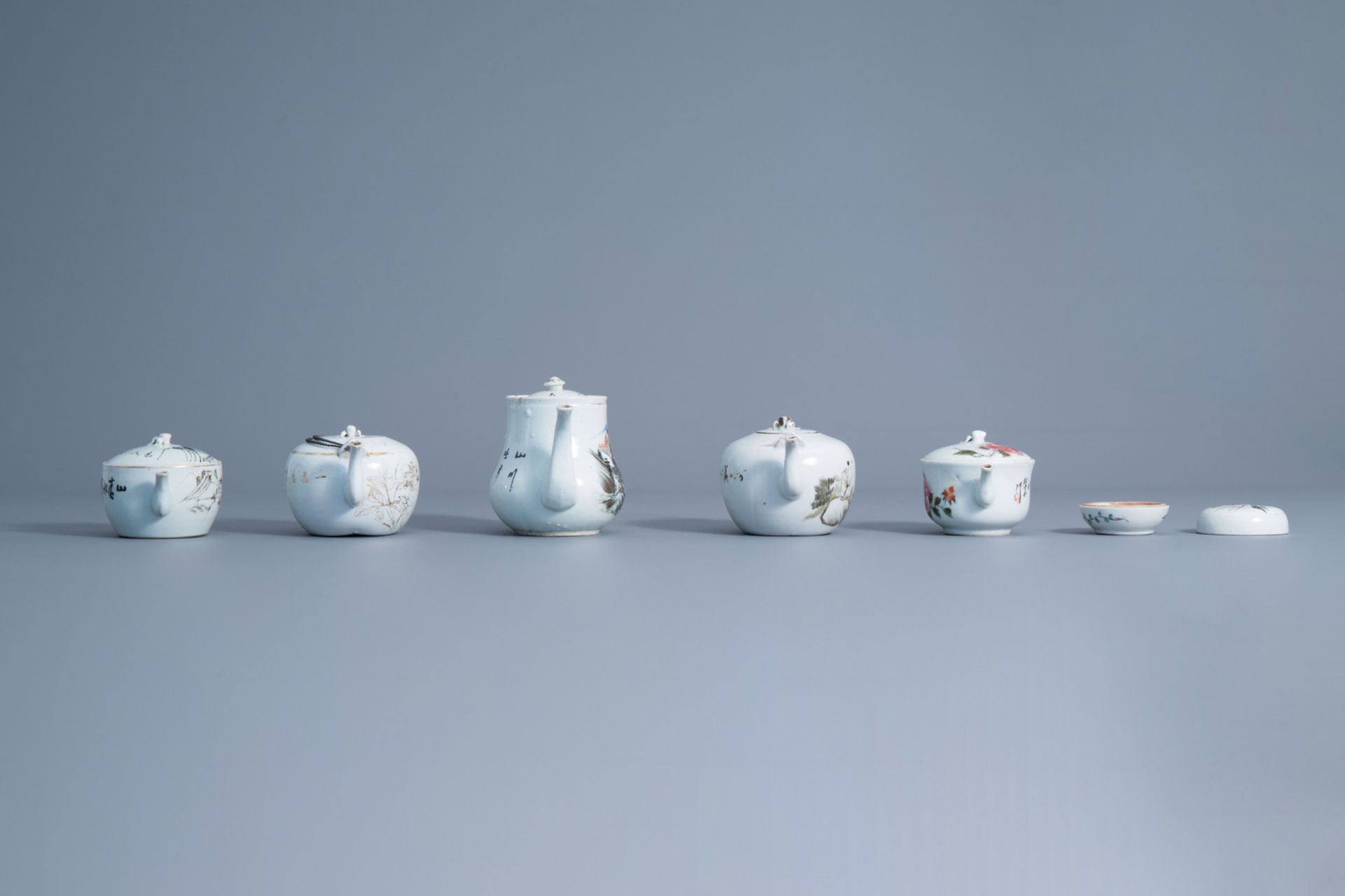 Five Chinese qianjiang cai teapots and covers and a seal paste box, 19th/20th C. - Bild 3 aus 9