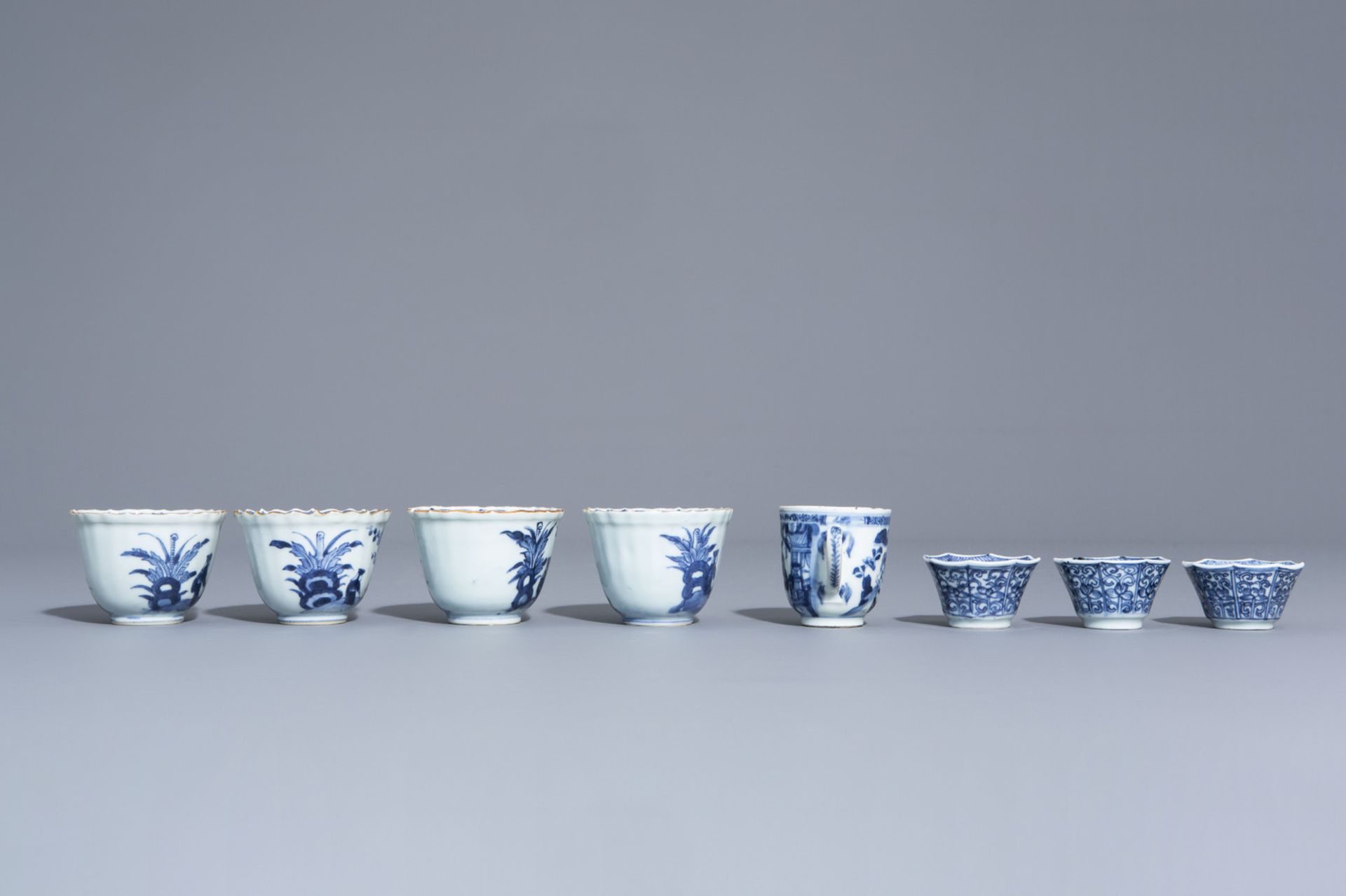 A varied collection of Chinese blue, white and iron red porcelain, Kangxi and later - Bild 7 aus 23