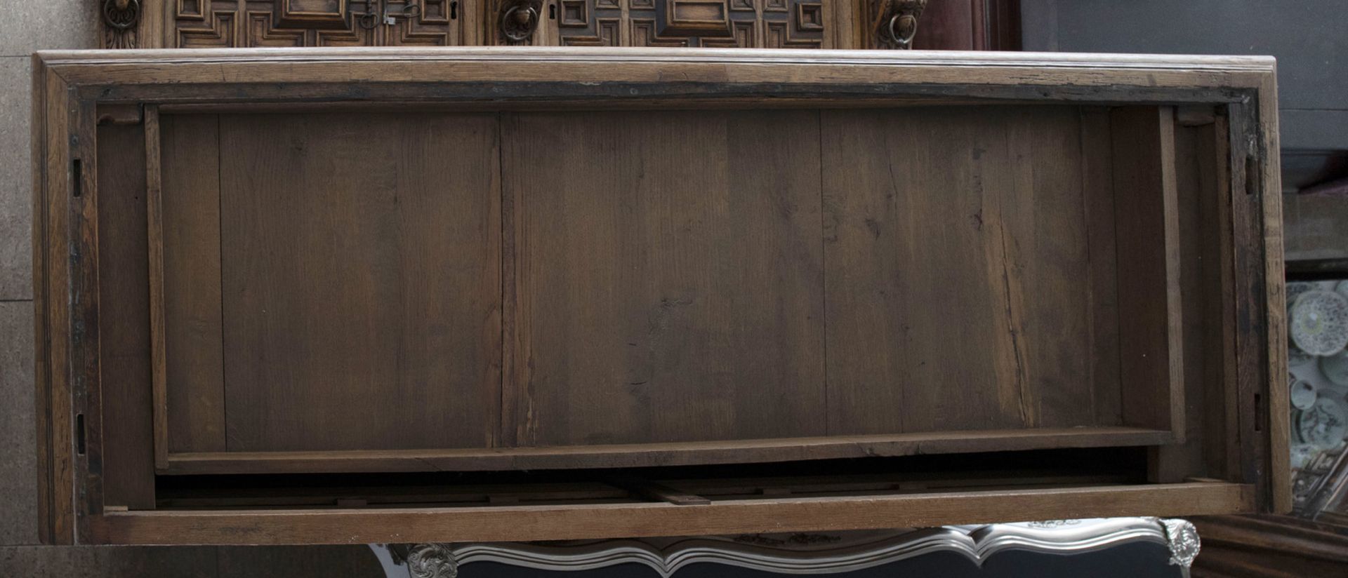 A Dutch wooden cupboard 'Zeeuwse kast' with geometric pattern and flanked by lions, 18th C. - Bild 8 aus 9