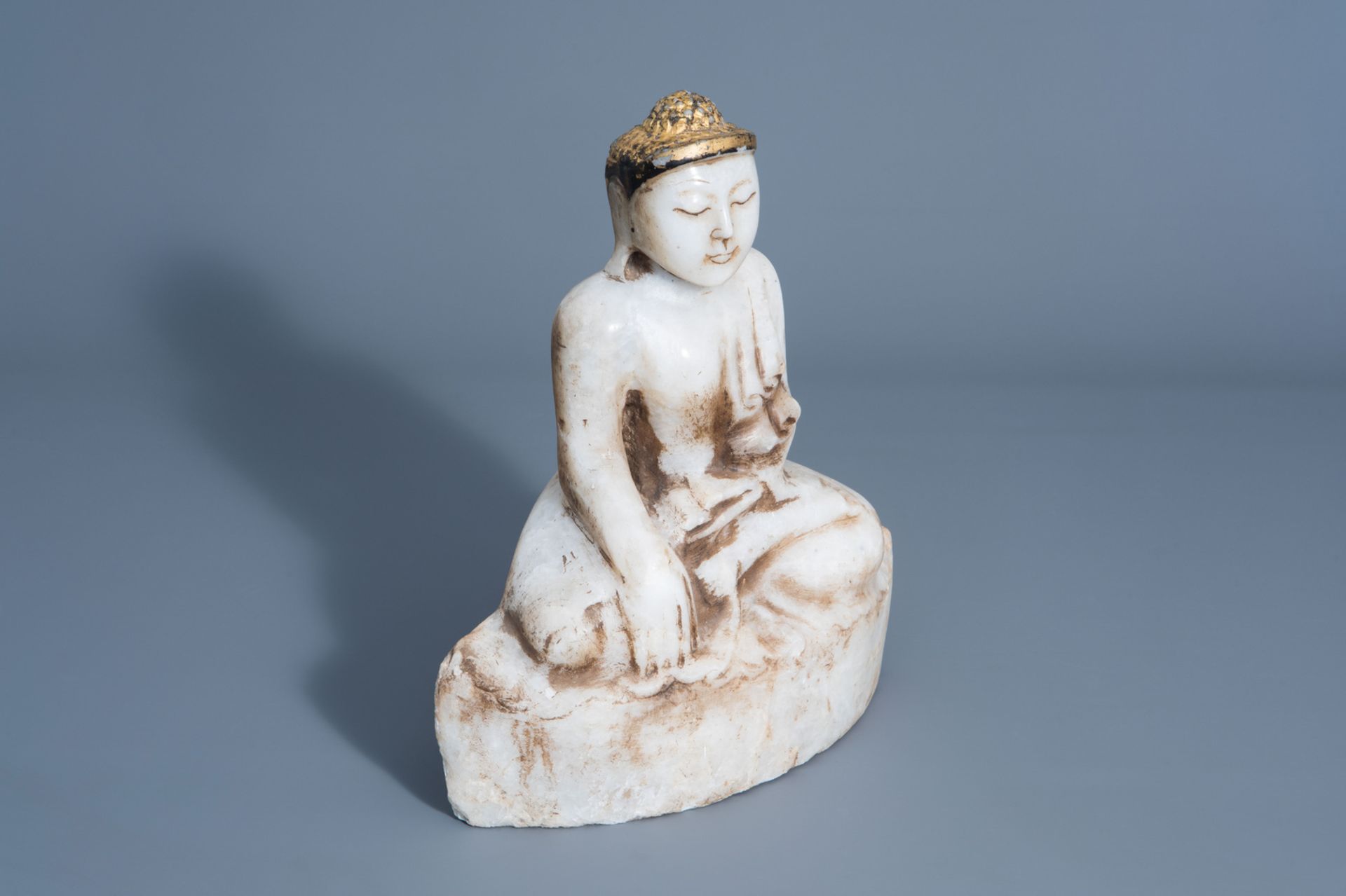 A gilt decorated alabaster figure of Buddha, Burma, 19th C. - Bild 7 aus 7