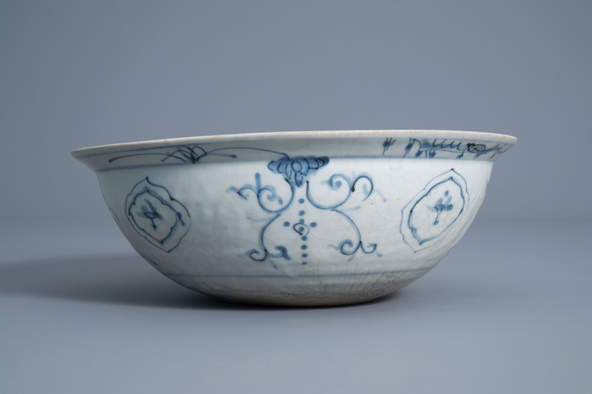A large Chinese blue and white Swatow bowl, Ming - Image 4 of 7