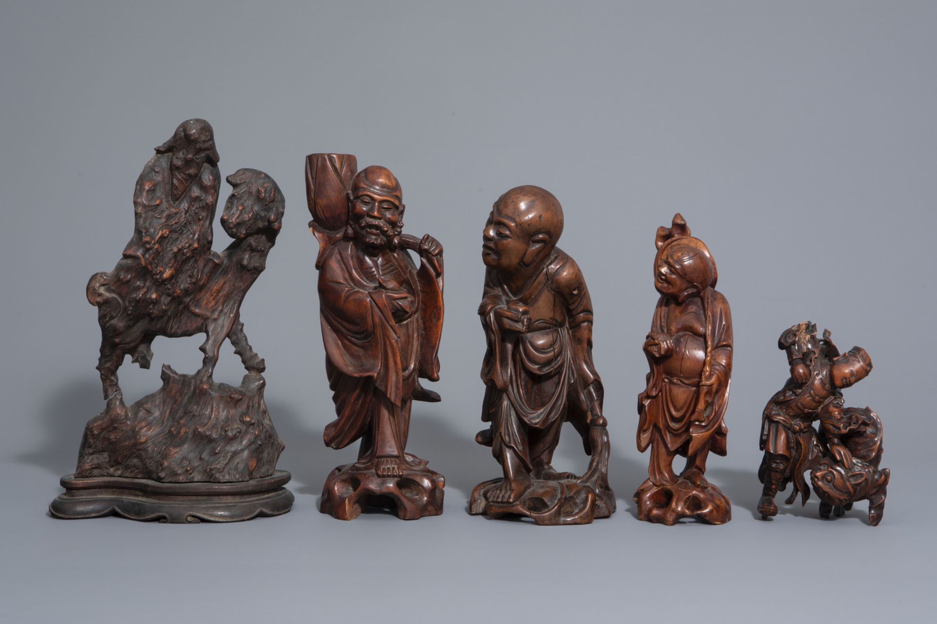 A collection of nine Chinese wooden figures, 19th/20th C. - Bild 8 aus 15