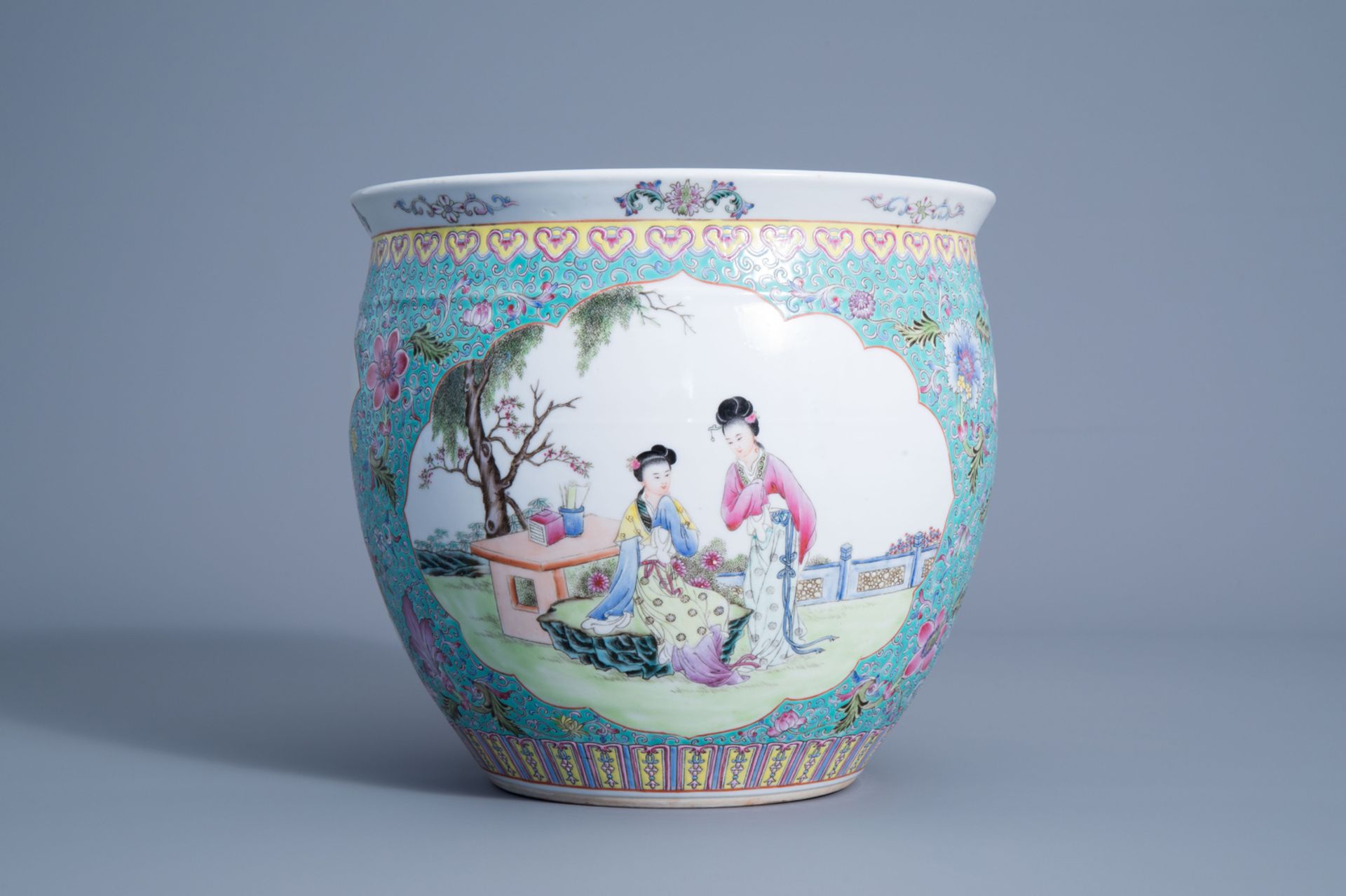 A Chinese famille rose jardinire with ladies in a garden and a pair of turquoise glazed models of t - Bild 2 aus 15