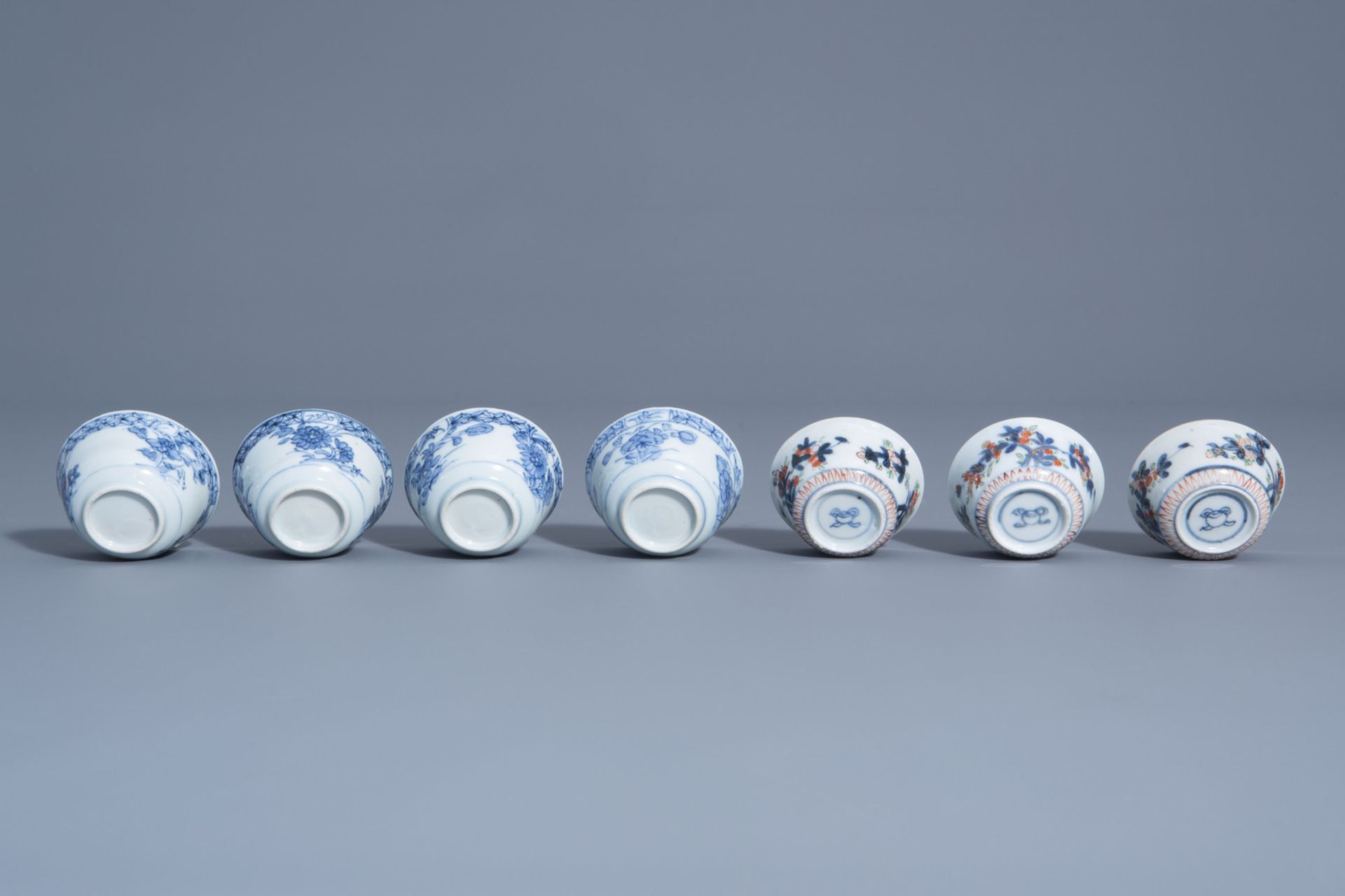 Seven Chinese blue, white and verte-Imari cups and saucers with floral design, Kangxi/Yongzheng - Bild 11 aus 11