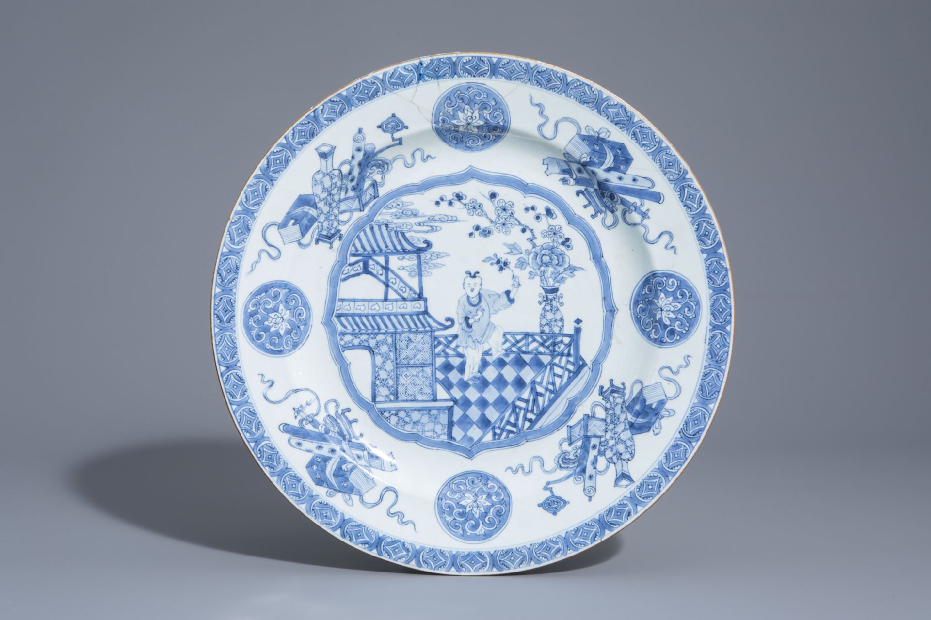 Four Chinese blue and white chargers, Kangxi and later - Bild 6 aus 9