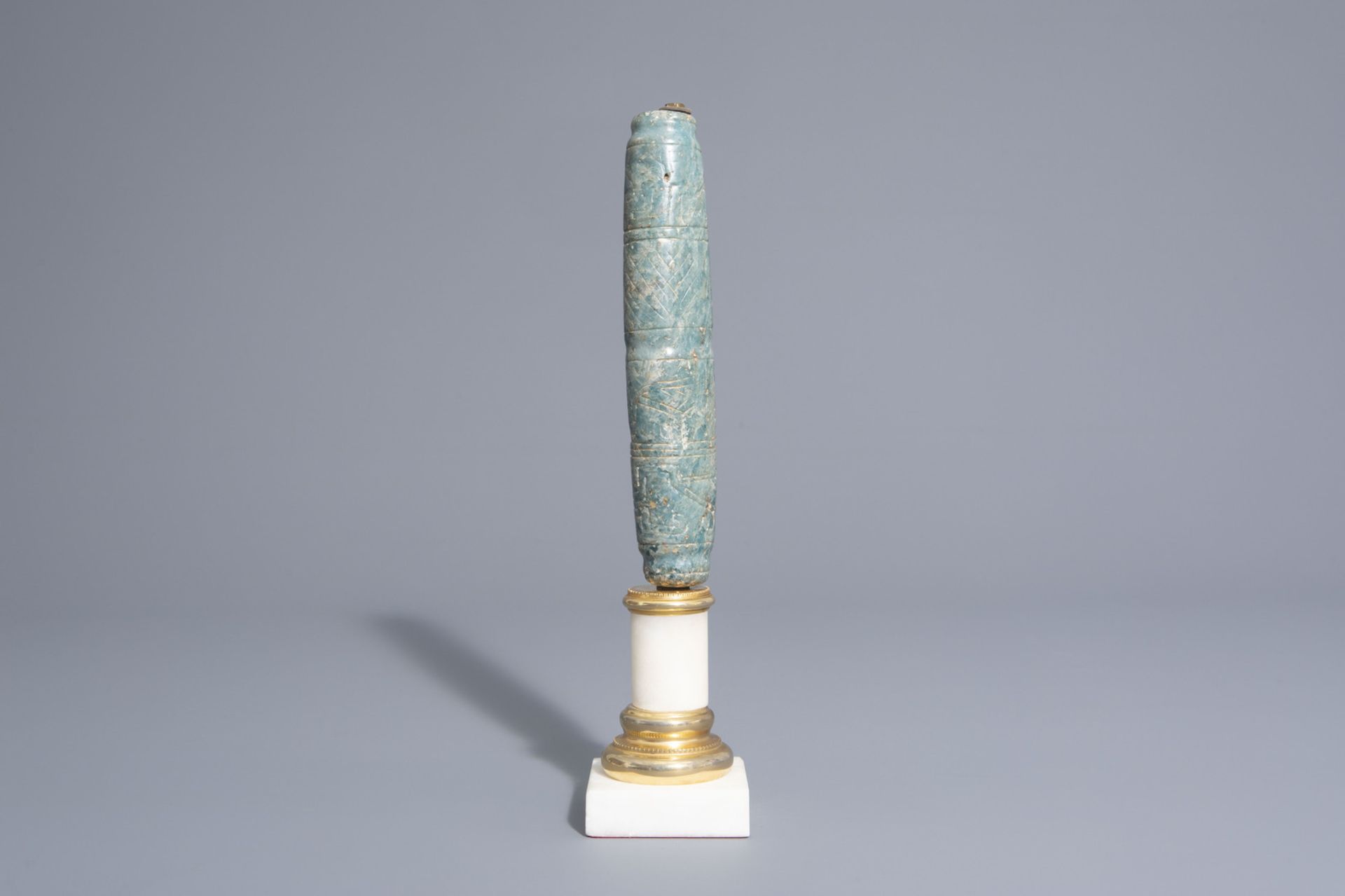 A Mexican dark green jade pipe on base, possibly Maya culture, 15th C. or later - Image 3 of 7