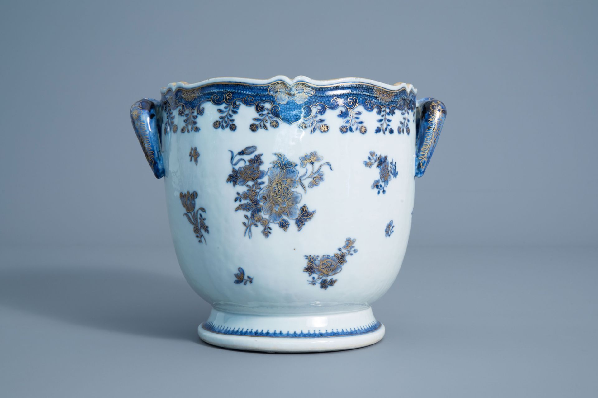 A Chinese blue, white and gilt wine cooler with floral design, Qianlong - Image 5 of 8