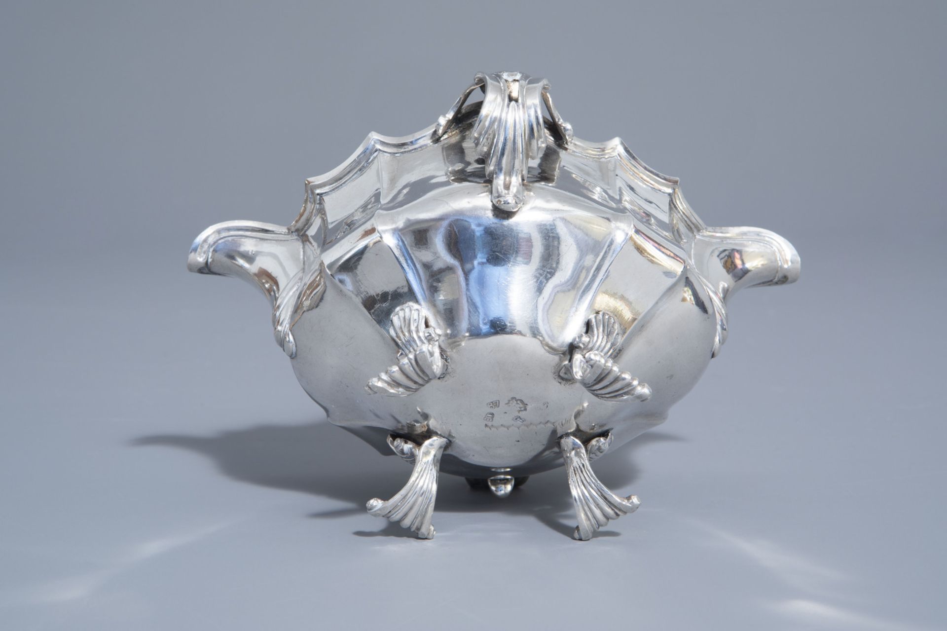 A silver Louis XV style sauce boat with monogram R, 18th/19th C. - Image 6 of 8