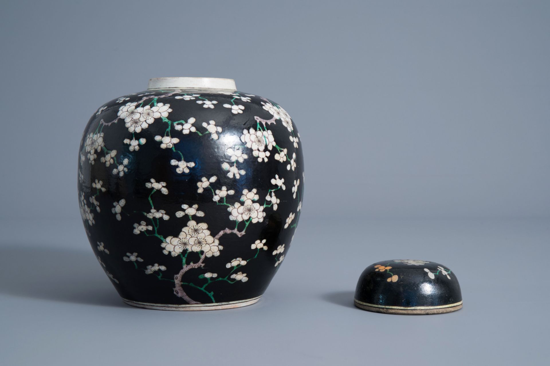 A Chinese black ground jar and cover with floral design, Chenghua mark, 19th C. - Image 3 of 7
