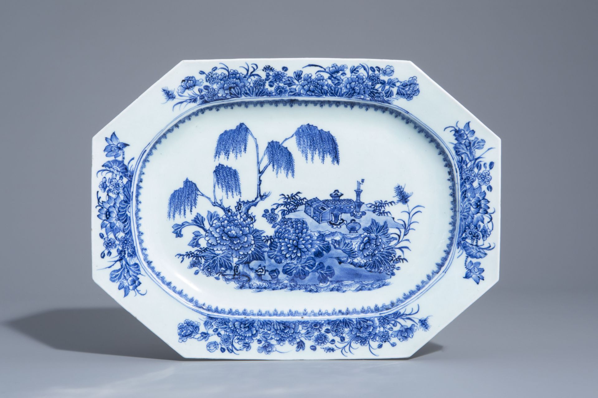 Four Chinese blue and white chargers, Kangxi and later - Bild 2 aus 9