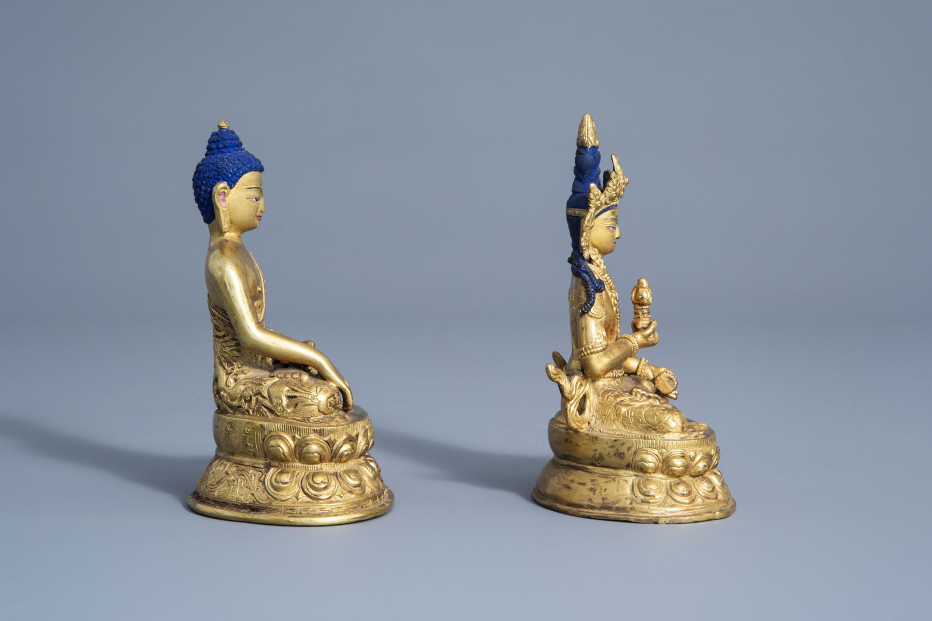 Two Chinese gilt bronze figures of Buddha, 19th/20th C. - Bild 2 aus 7