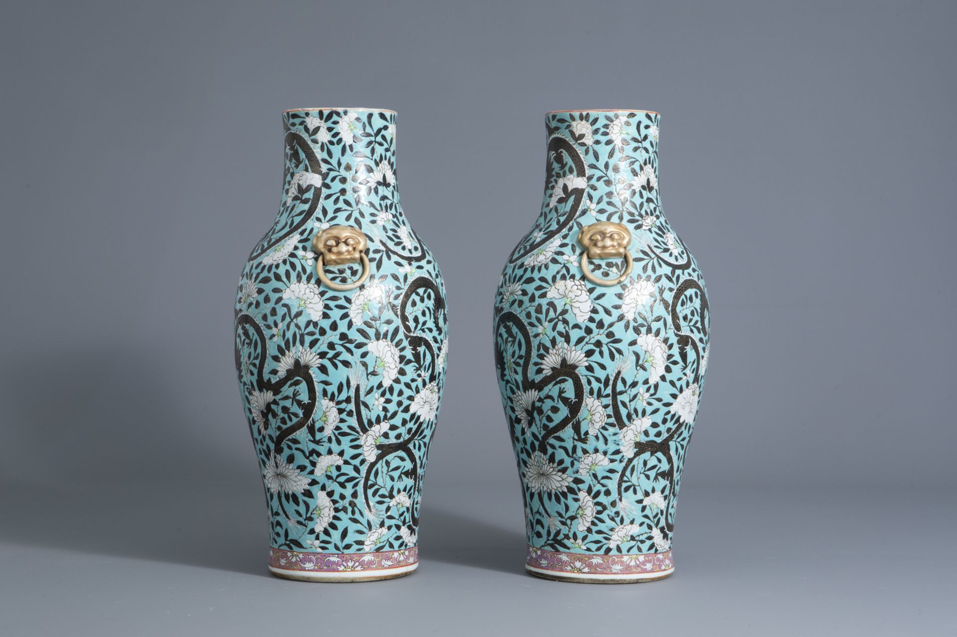 A pair of Chinese turquoise ground dragon vases, 19th C. - Bild 4 aus 6