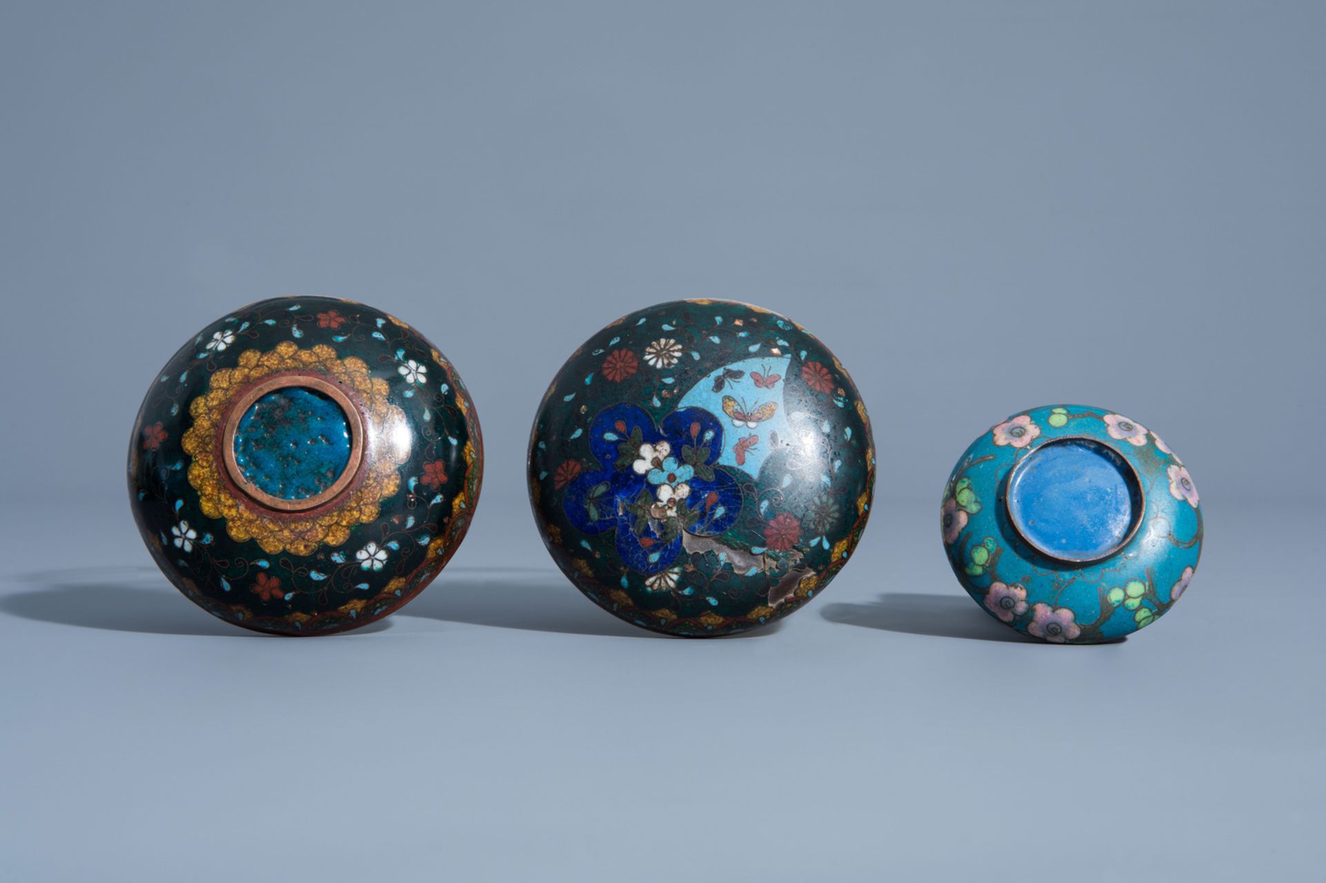 A varied collection of Chinese and Japanese cloisonnŽ and champlevŽ wares, 19th/20th C. - Bild 17 aus 17