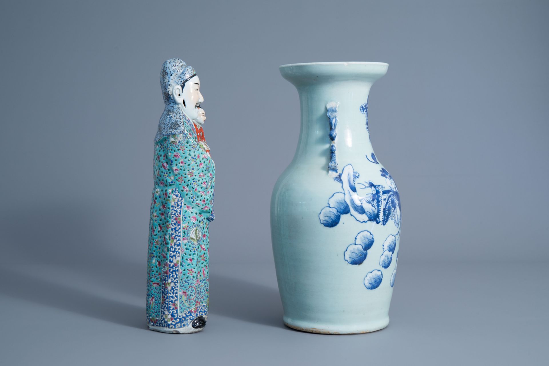 A Chinese famille rose 'Star God' figure and a blue and white celadon vase, 19th C. - Bild 3 aus 7