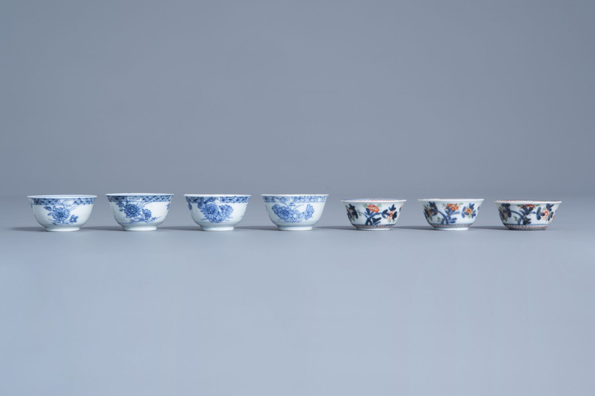 Seven Chinese blue, white and verte-Imari cups and saucers with floral design, Kangxi/Yongzheng - Bild 6 aus 11