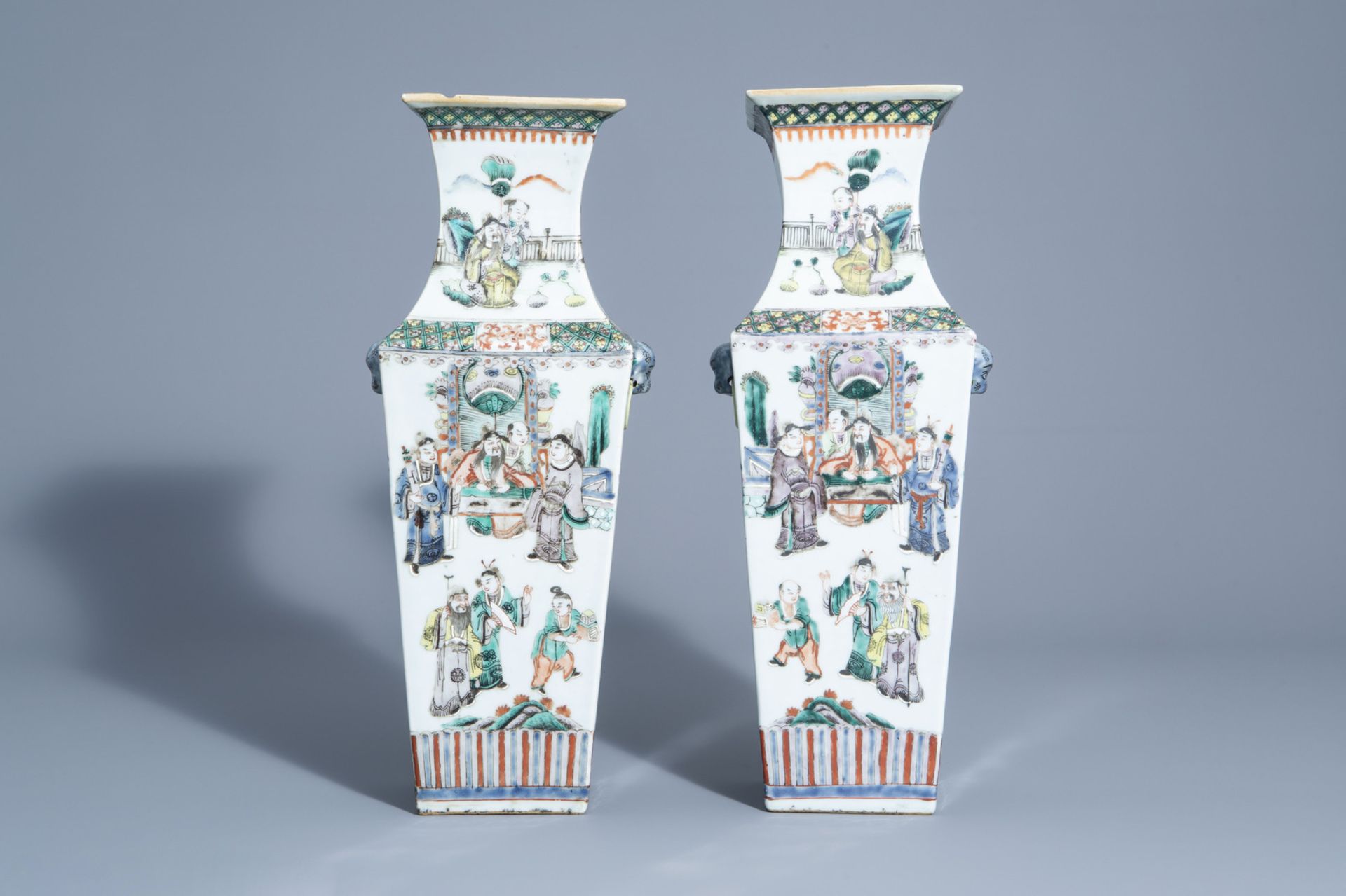 A pair of Chinese quadrangular famille verte vases with figurative design, 19th C. - Bild 3 aus 6