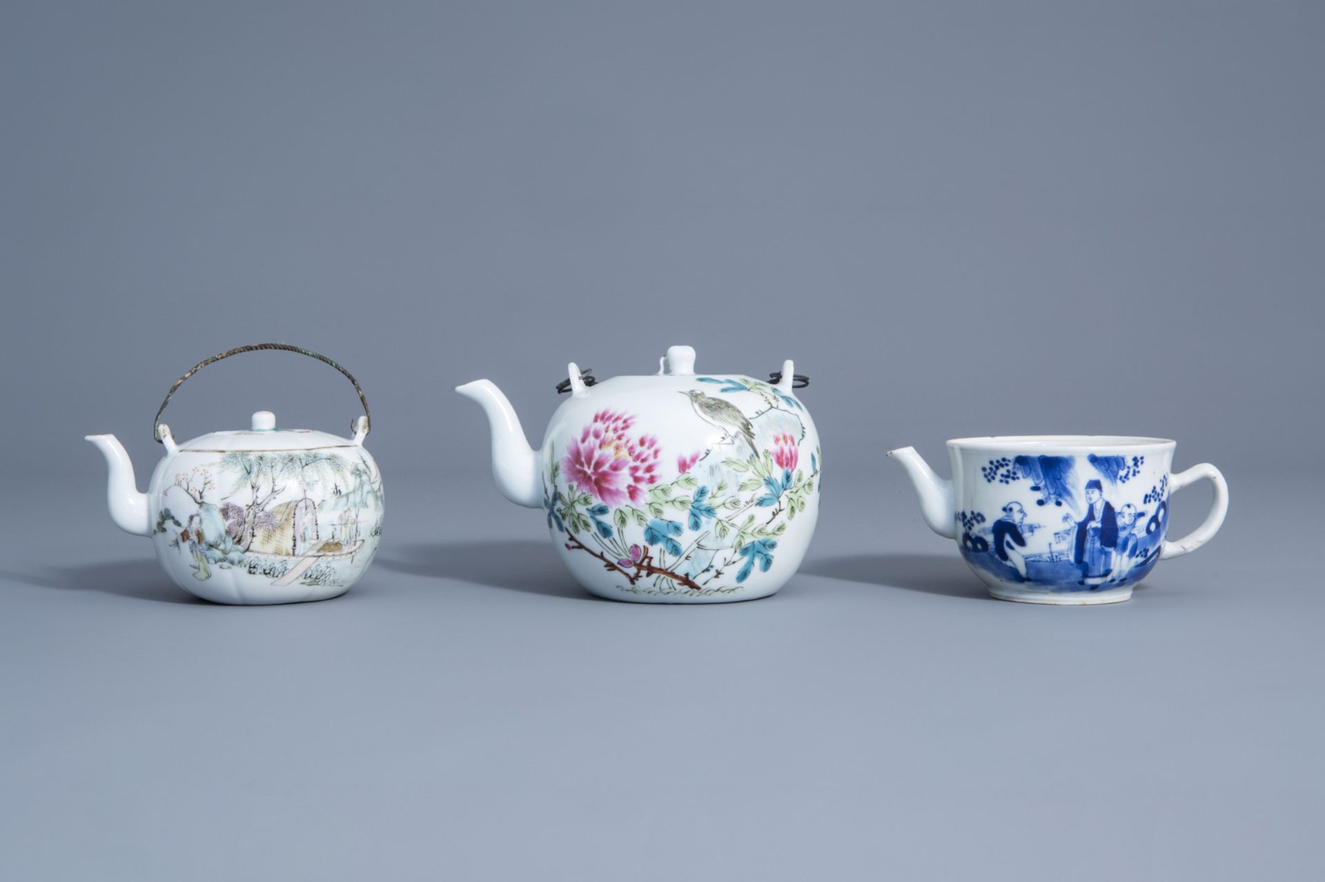 Two Chinese qianjiang cai teapots and covers and a blue and white teapot, 19th/20th C. - Bild 2 aus 9