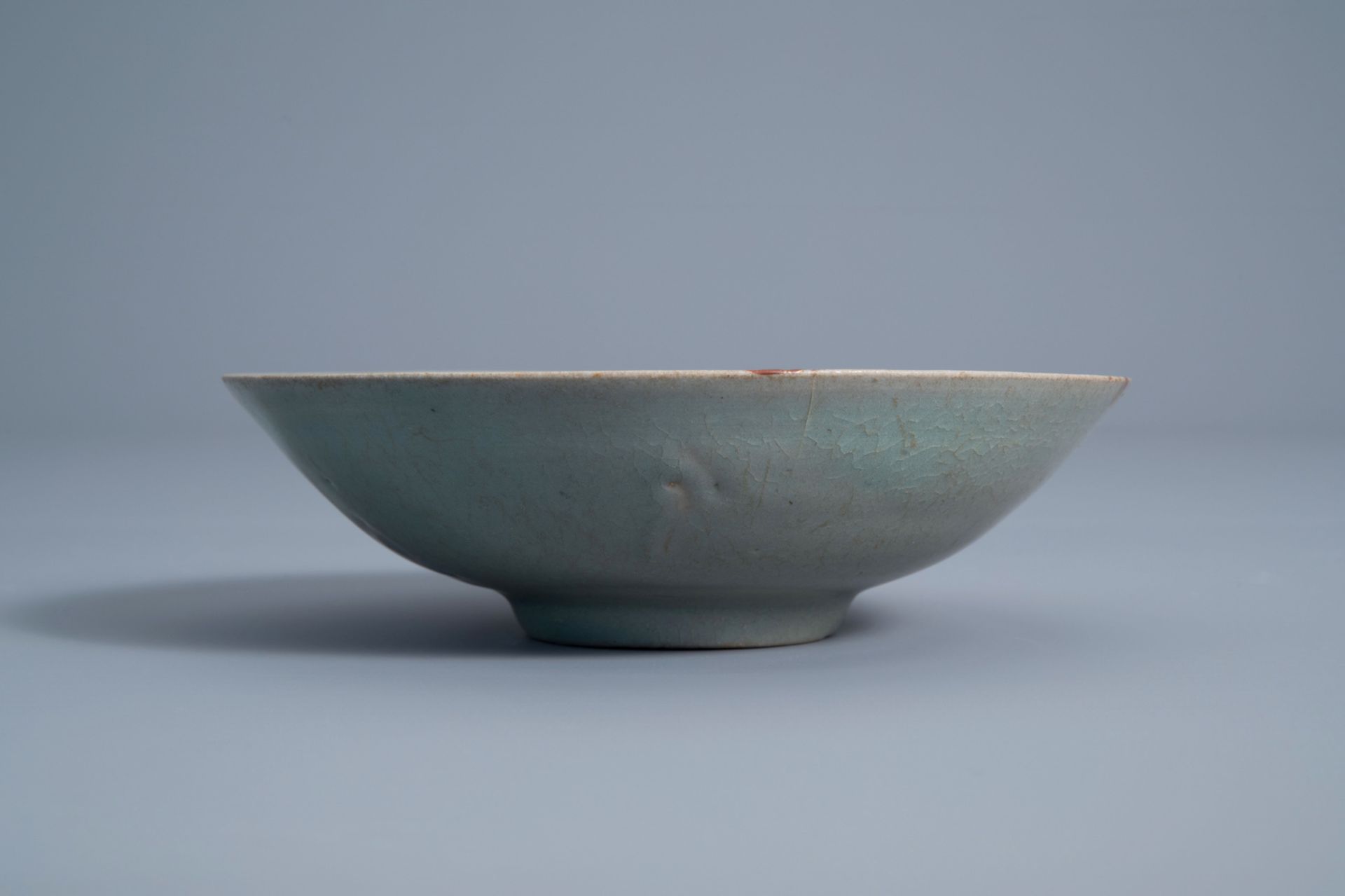 A Korean celadon bowl with incised design, probably Goryeo/Joseon, 14th/15th C. - Bild 4 aus 7