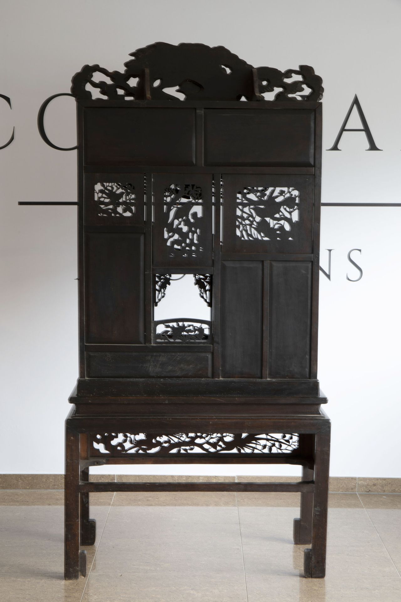 A Japanese lacquered and gilt wooden Shibayama style cabinet with ivory and mother-of-pearl inlay, M - Image 4 of 8