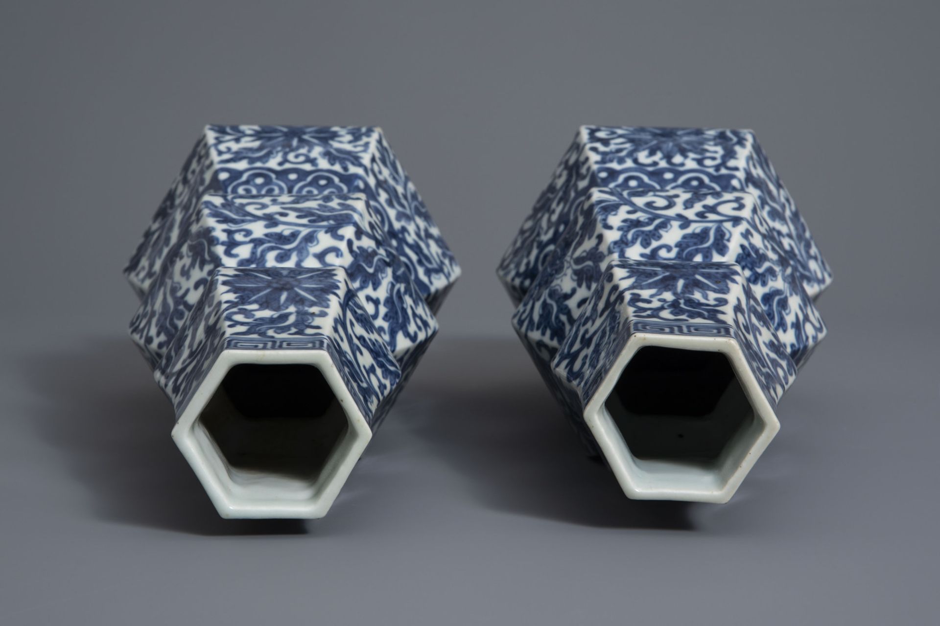 A pair of Chinese blue and white hexagonal triple gourd vases with floral design, 19th C. - Image 6 of 7