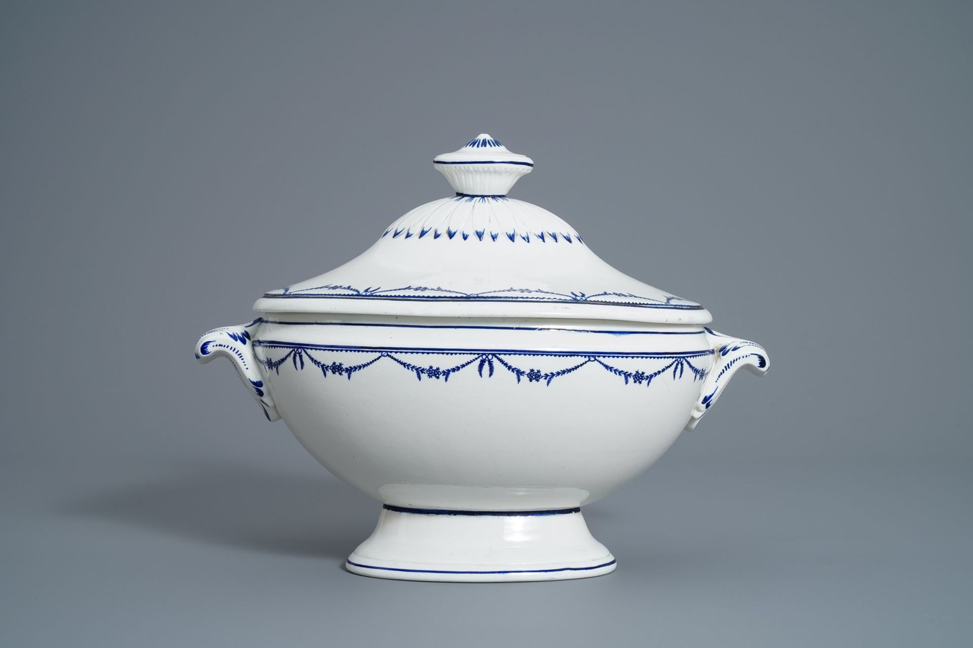 A blue and white faience fine covered tureen and a pair of monteiths, Boch Luxemburg, 1st half 19th - Image 4 of 14