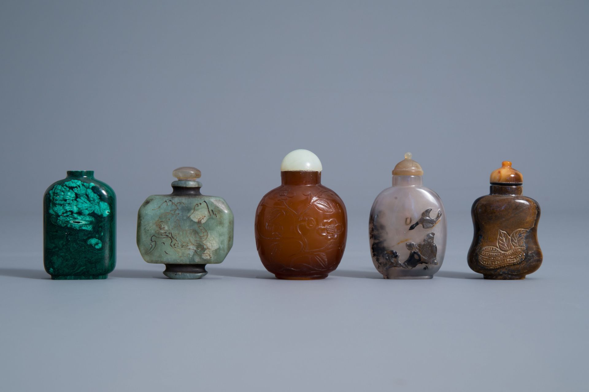 Ten various Chinese carved stone snuff bottles, 19th/20th C. - Bild 2 aus 13