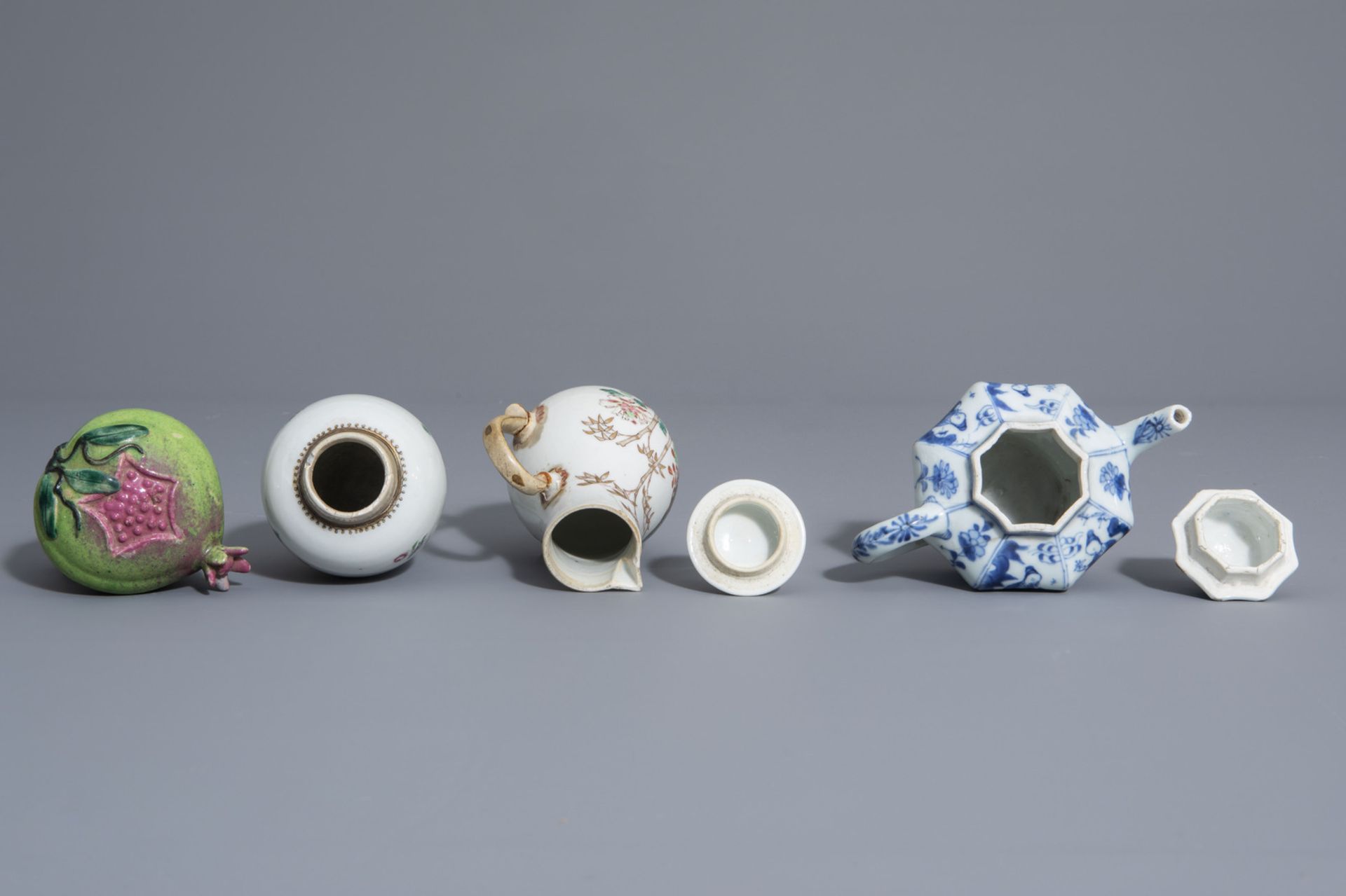 A varied collection of Chinese blue and white and famille rose wares, Kangxi and later - Bild 14 aus 15