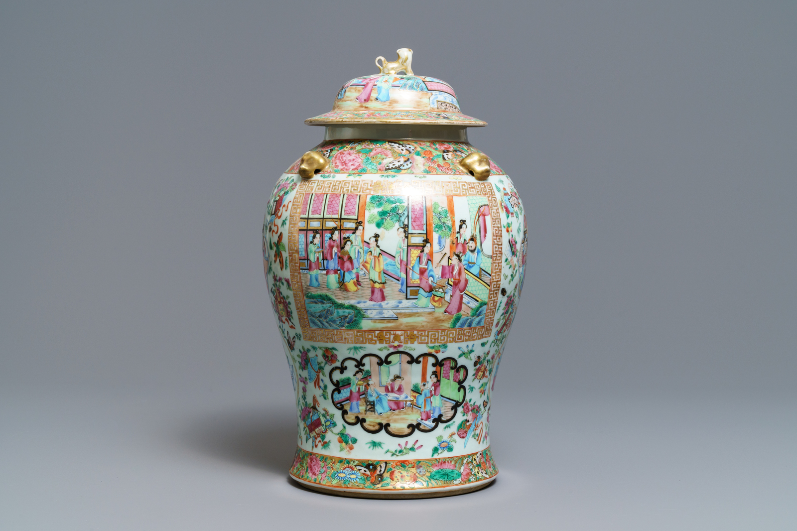 A Chinese Canton famille rose vase and cover, 19th C. - Image 3 of 6