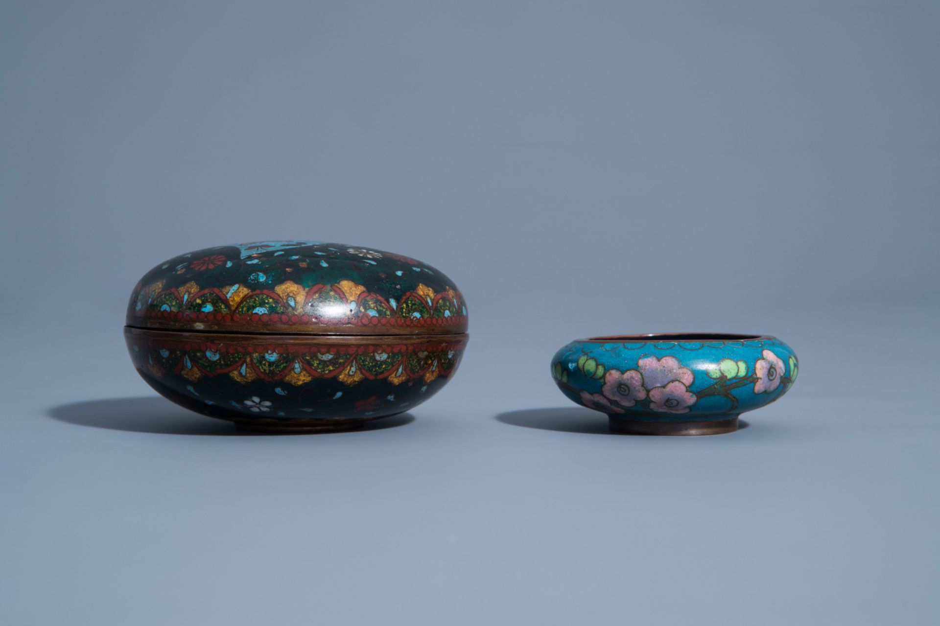 A varied collection of Chinese and Japanese cloisonnŽ and champlevŽ wares, 19th/20th C. - Bild 14 aus 17