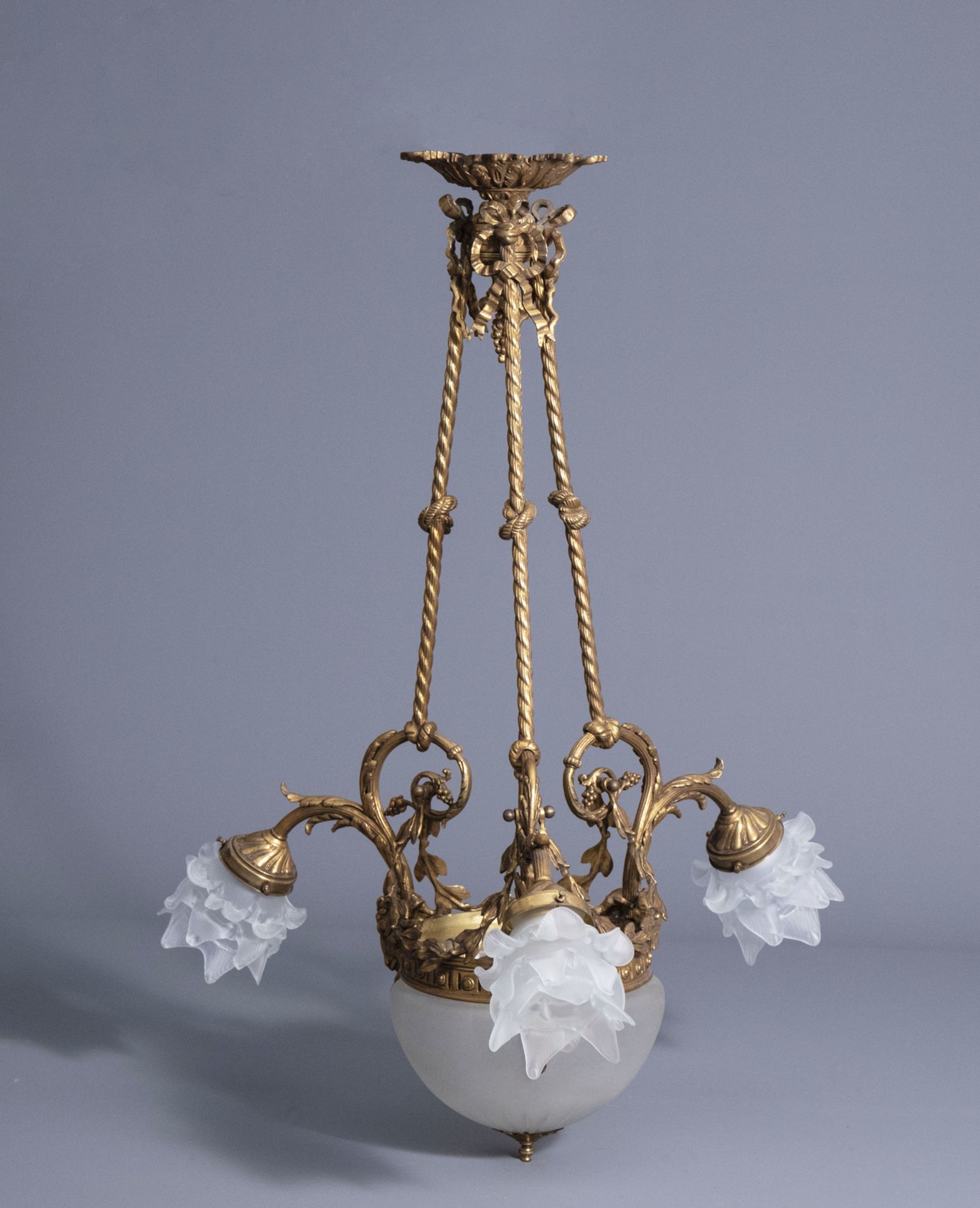 A historicizing gilt copper alloy chandelier with three accompanying wall appliques, 20th C. - Image 4 of 9