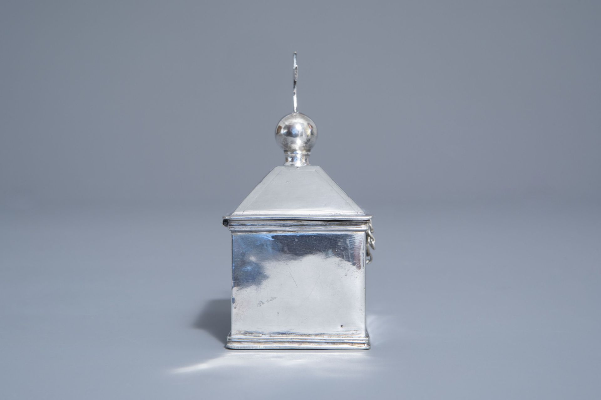 A silver chrismatory or chrismarium after a medieval example, probably France, 19th/20th C. - Bild 3 aus 13