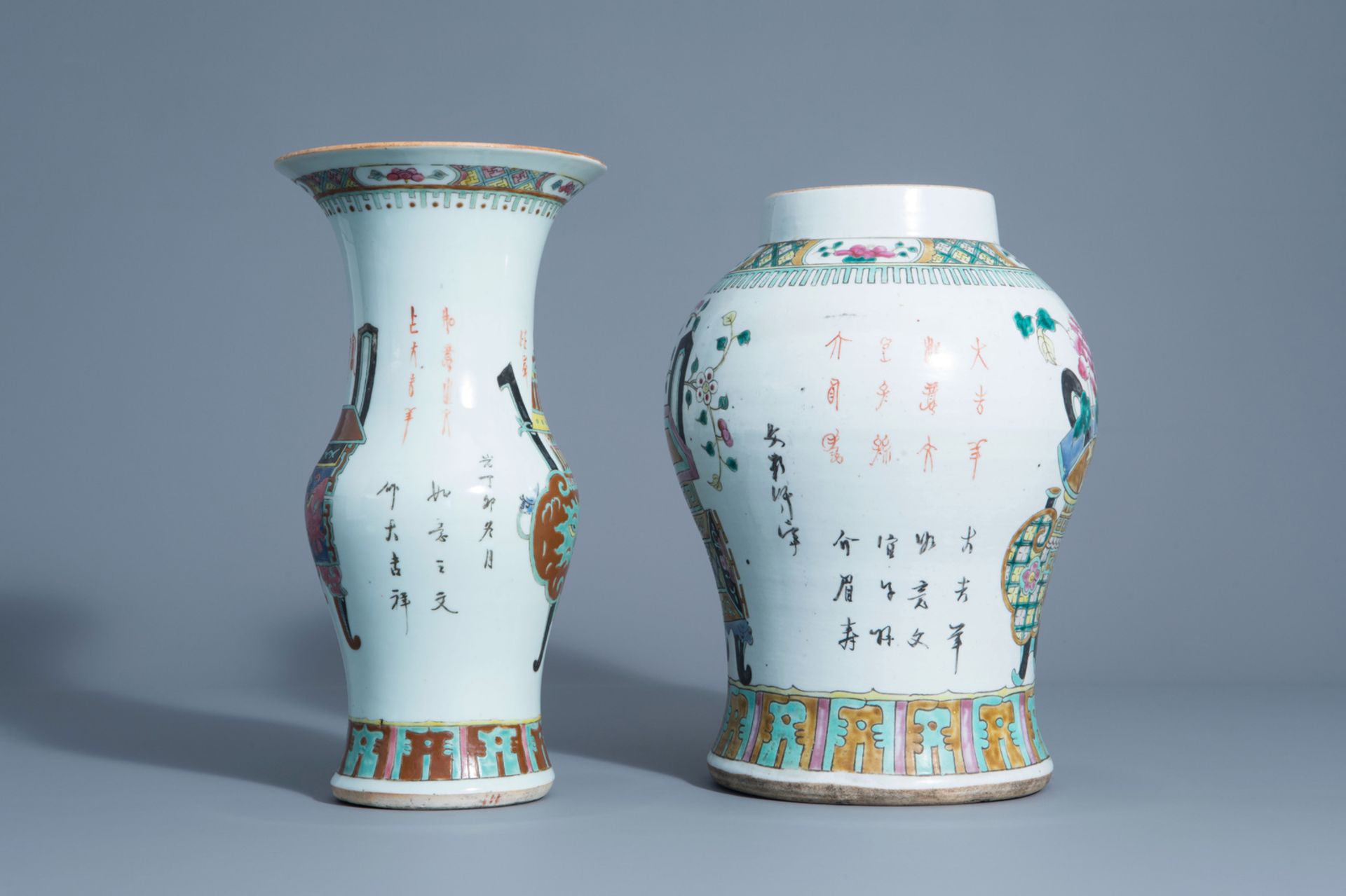 Two Chinese famille rose vases with antiquities design, 19th C. - Bild 2 aus 6