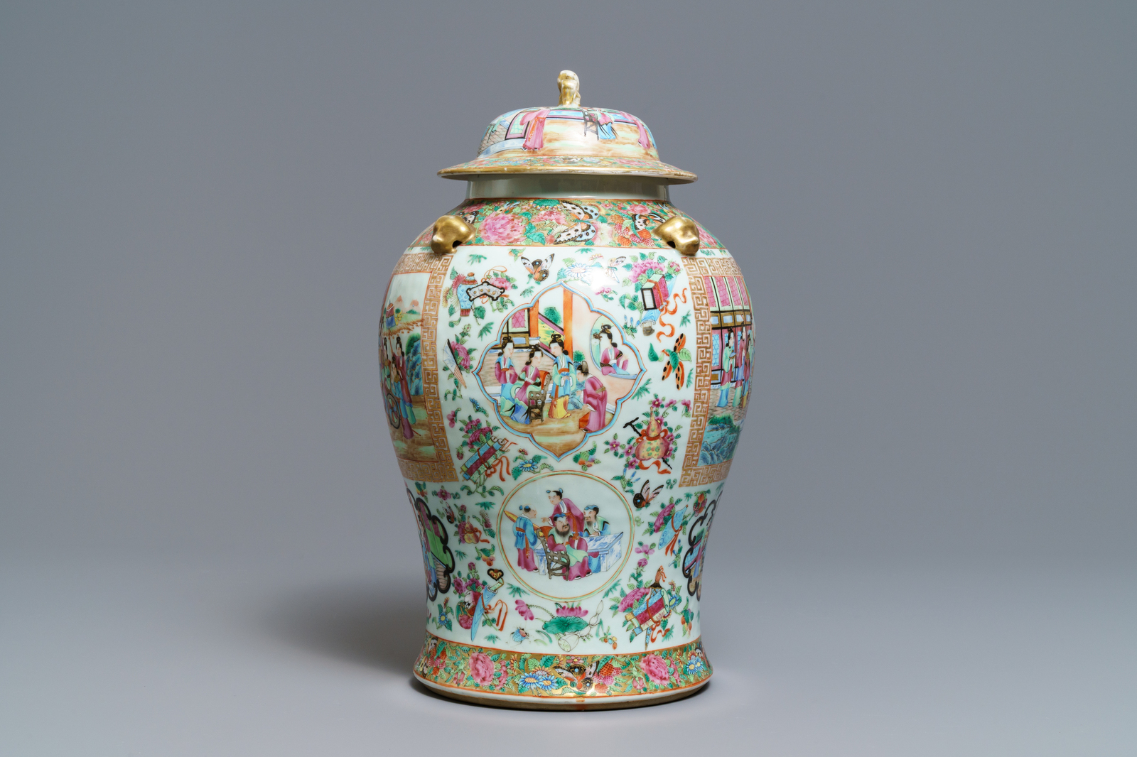 A Chinese Canton famille rose vase and cover, 19th C. - Image 4 of 6