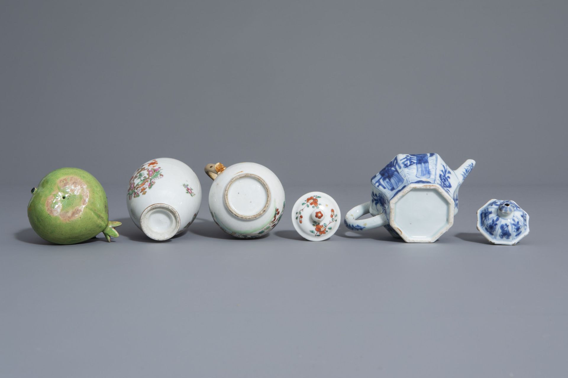 A varied collection of Chinese blue and white and famille rose wares, Kangxi and later - Bild 15 aus 15