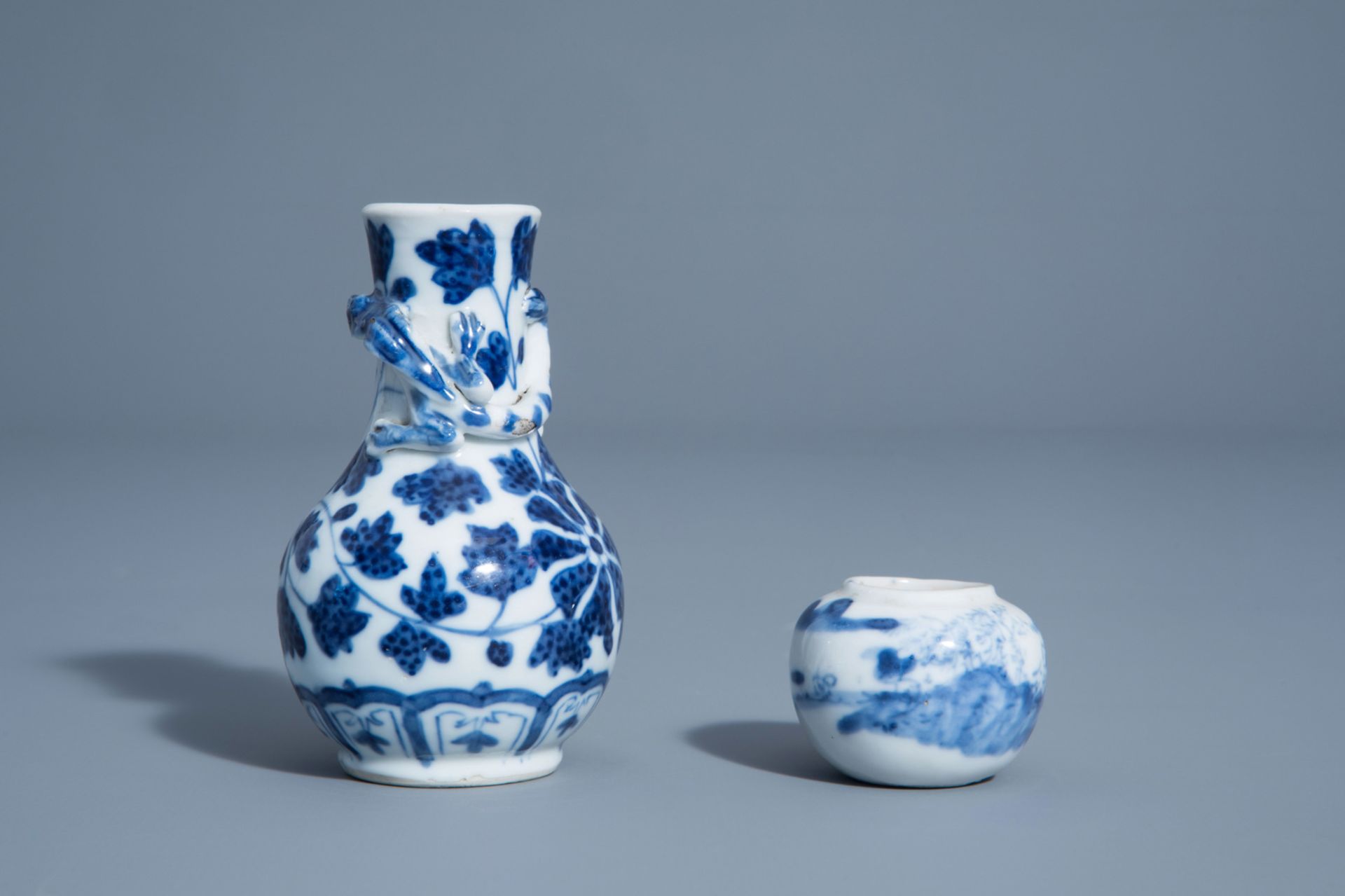 A varied collection of Chinese blue and white porcelain, 18th C. and later - Bild 13 aus 15