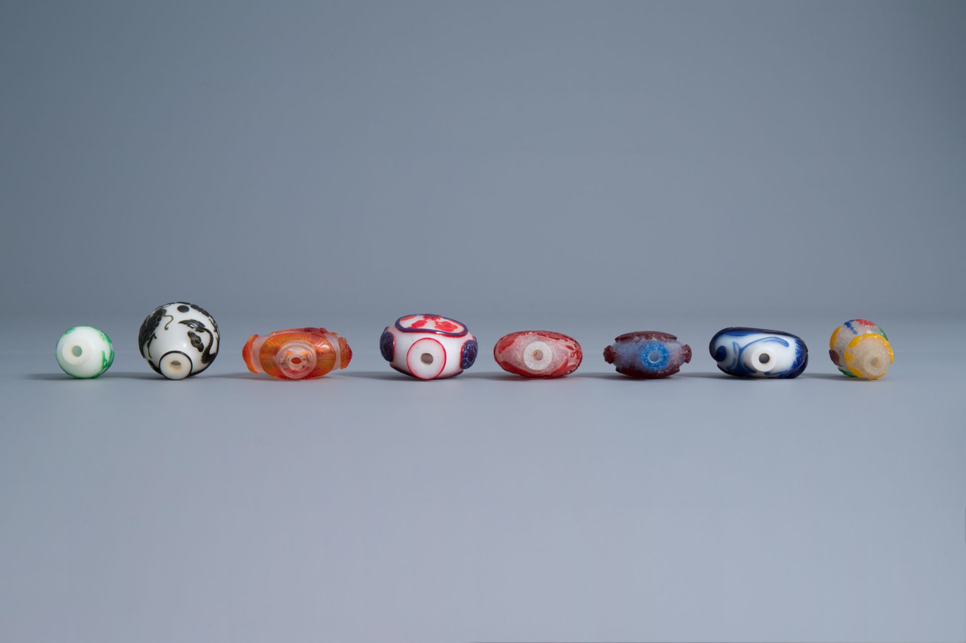 Eight Chinese overlay glass snuff bottles, 19th/20th C. - Image 5 of 6