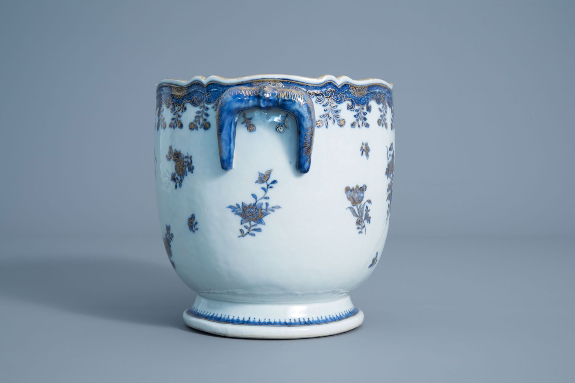 A Chinese blue, white and gilt wine cooler with floral design, Qianlong - Image 6 of 8