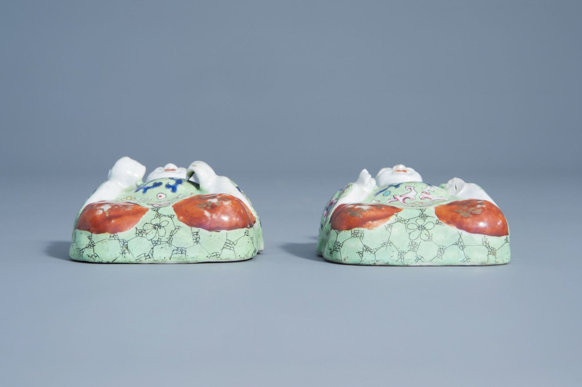 A pair of Chinese famille rose wall suspension joss stick holders, 19th/20th C. - Image 3 of 7