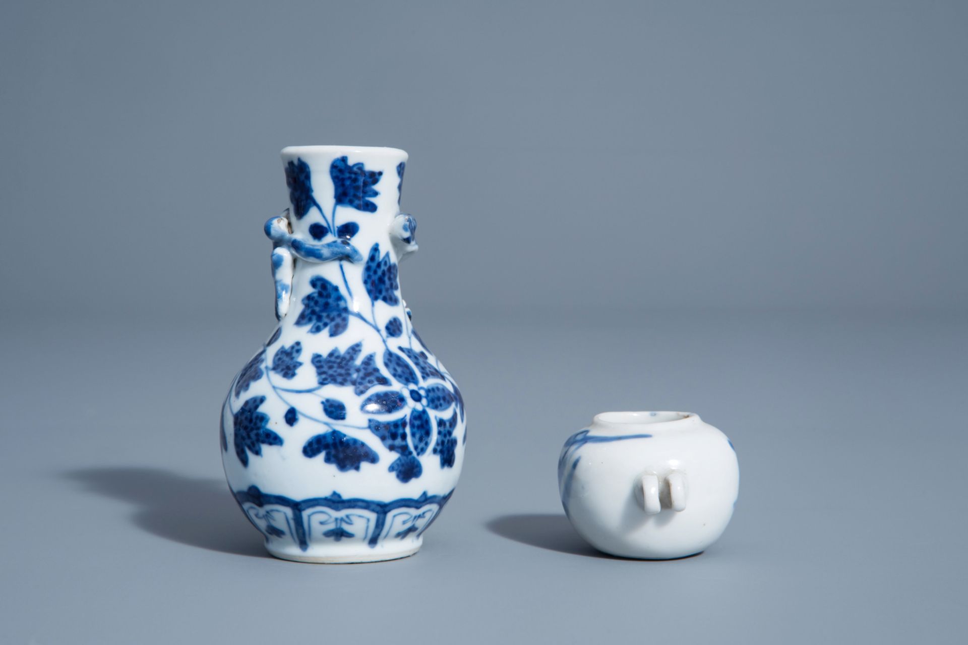 A varied collection of Chinese blue and white porcelain, 18th C. and later - Bild 11 aus 15