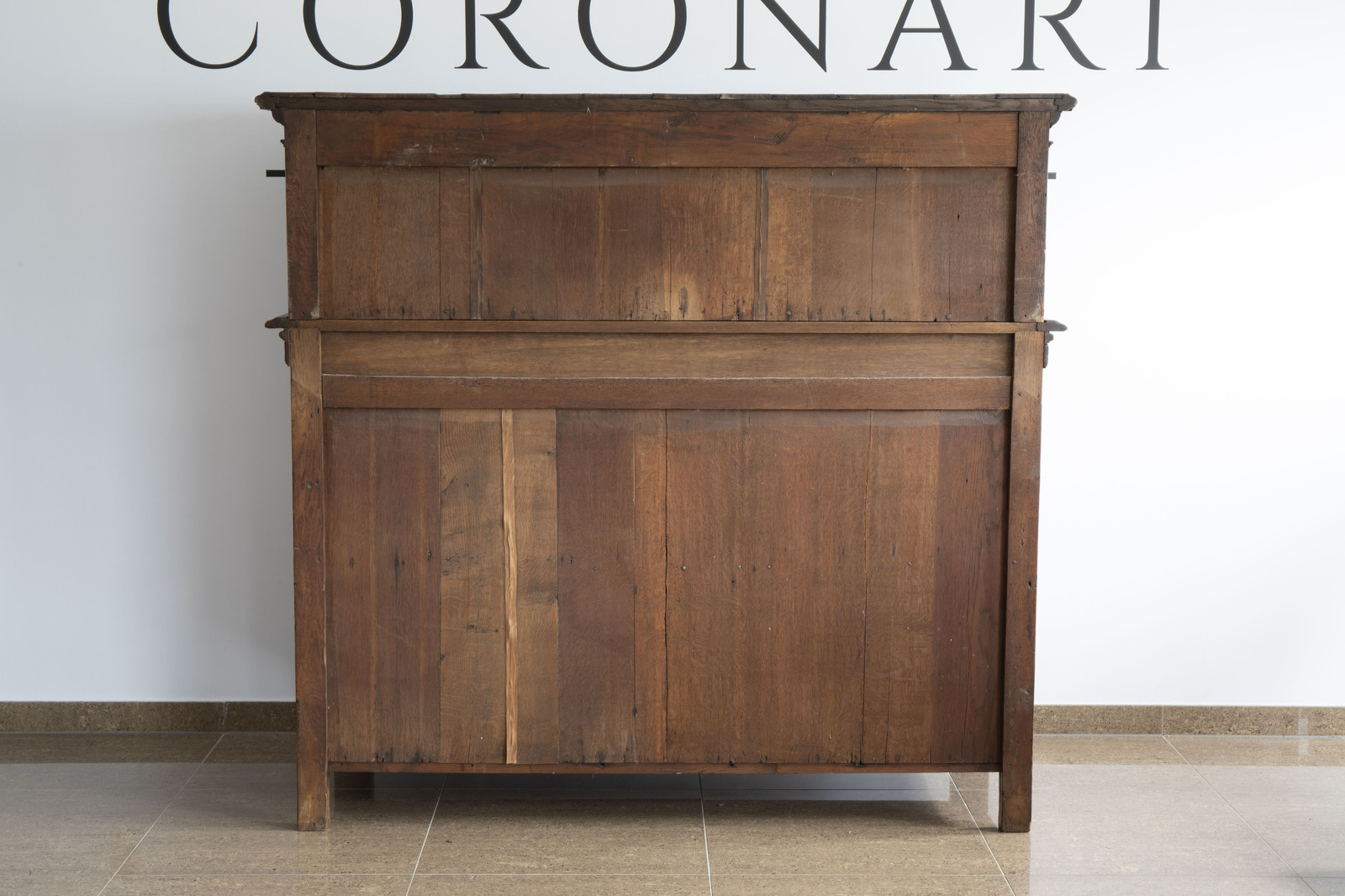 A Dutch wooden cupboard 'Zeeuwse kast' with geometric pattern and flanked by lions, 18th C. - Image 5 of 9