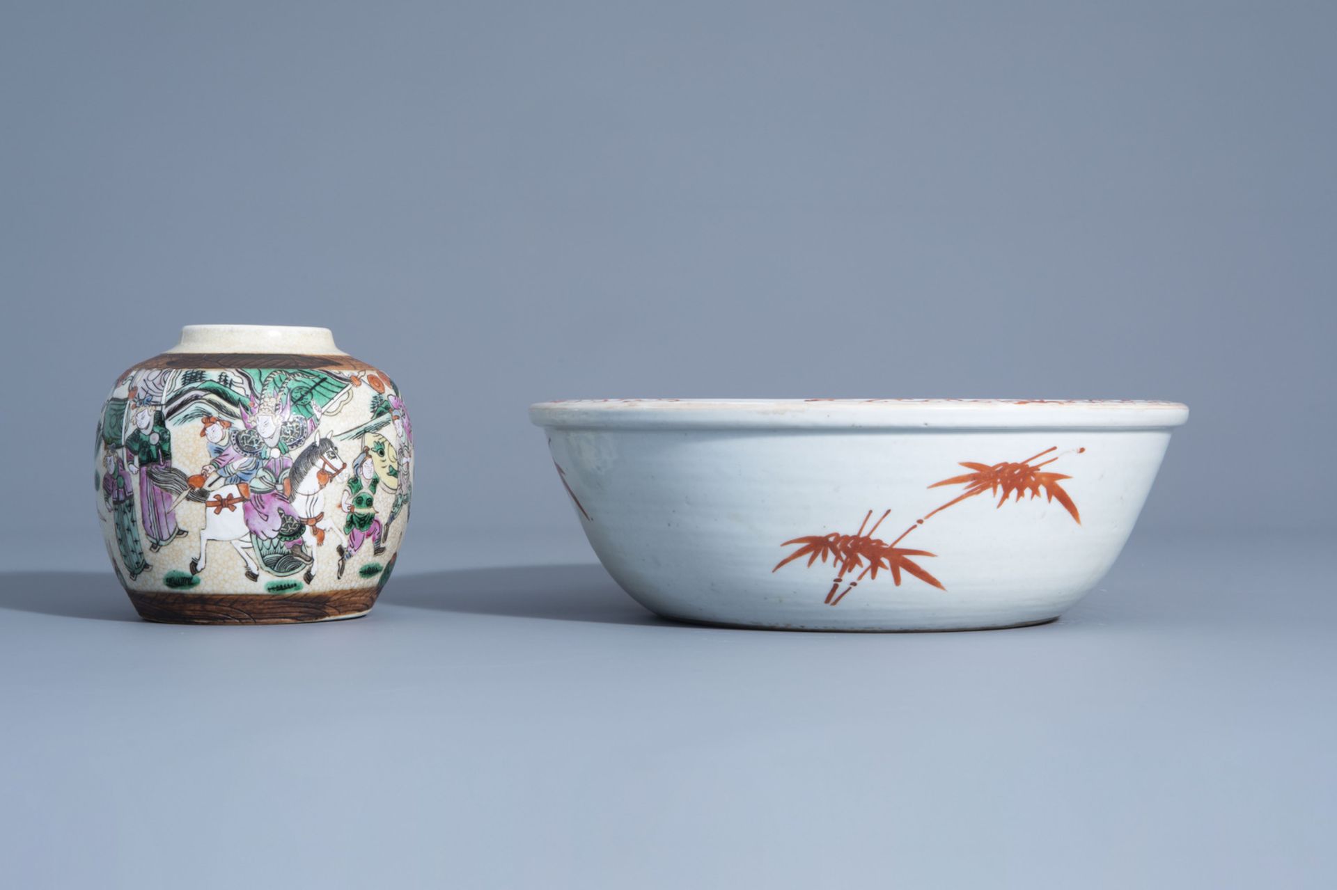 A varied collection of Chinese Nanking crackle glazed and famille rose porcelain, 19th C. - Bild 11 aus 15