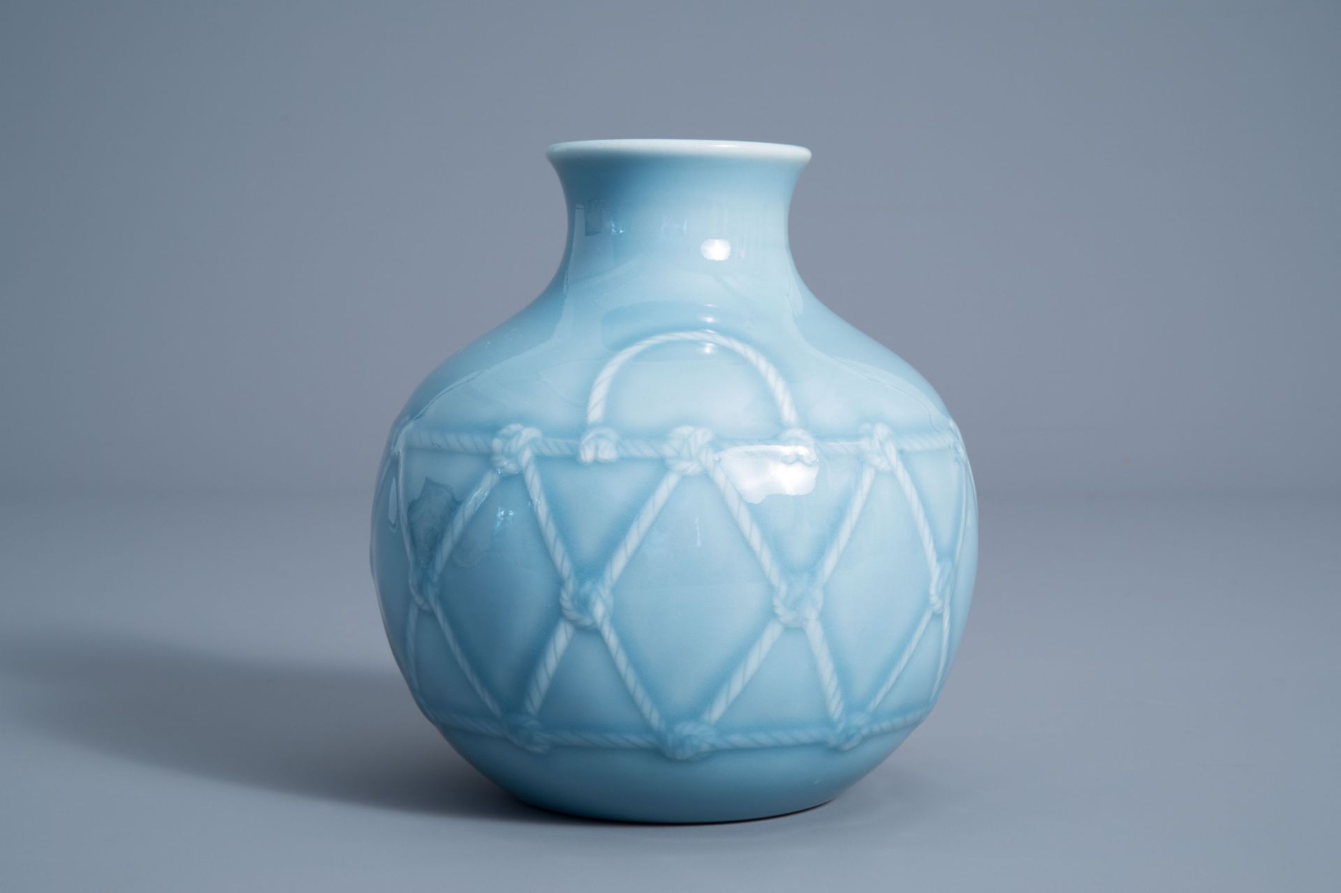 A Chinese monochrome lavender blue vase, 19th/20th C. - Image 3 of 7