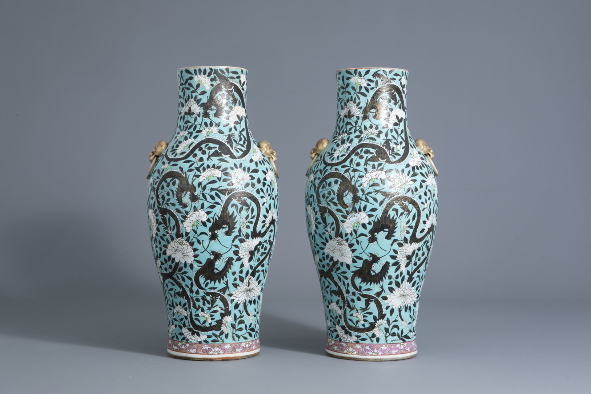 A pair of Chinese turquoise ground dragon vases, 19th C. - Bild 3 aus 6