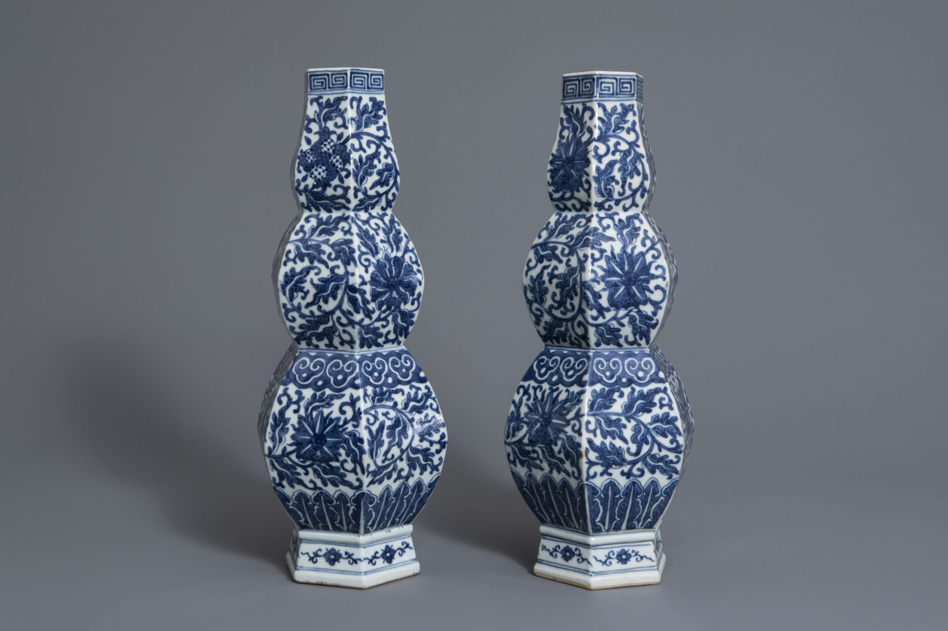 A pair of Chinese blue and white hexagonal triple gourd vases with floral design, 19th C. - Image 5 of 7